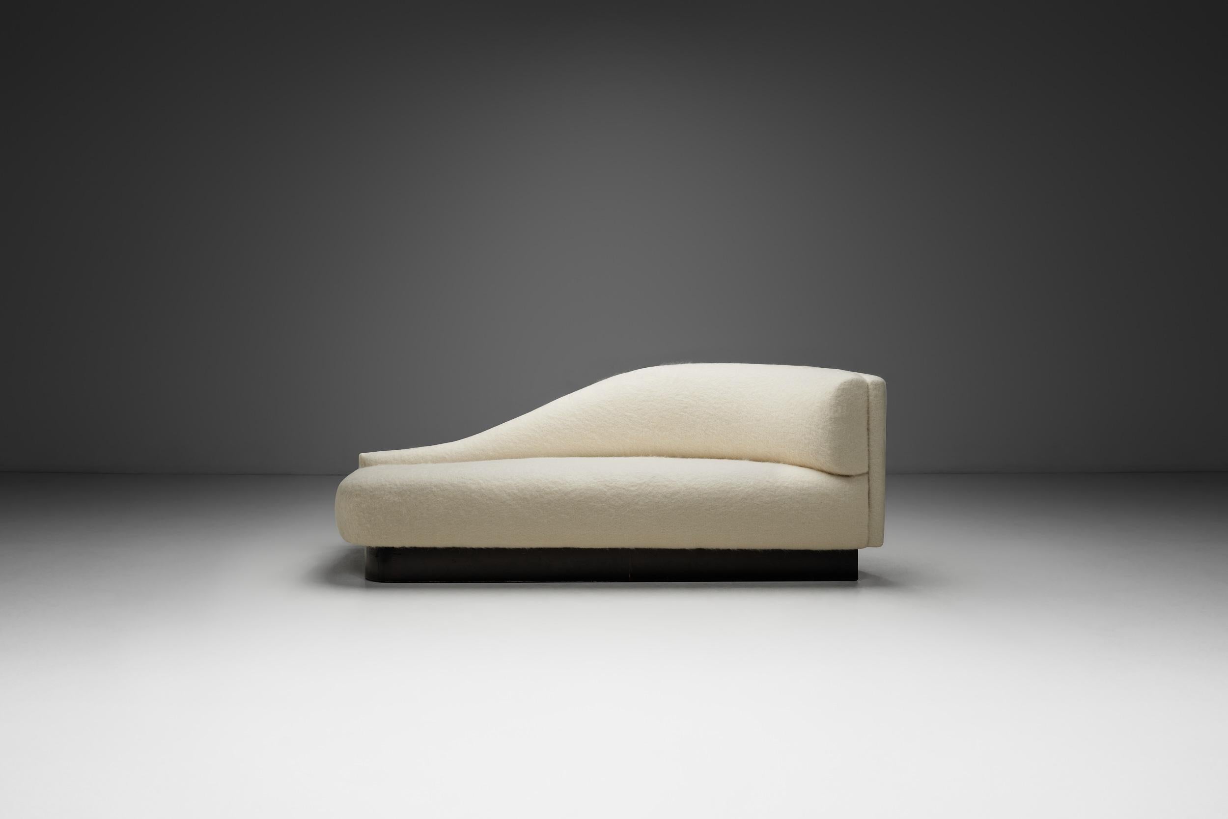 Gepolstertes Daybed mit geschwungener Rückenlehne, Frankreich Ende des 20. (Moderne der Mitte des Jahrhunderts) im Angebot
