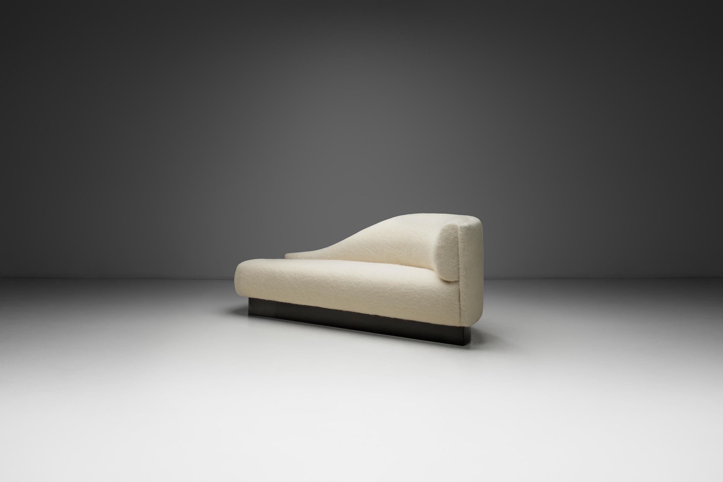 Gepolstertes Daybed mit geschwungener Rückenlehne, Frankreich Ende des 20. (Französisch) im Angebot