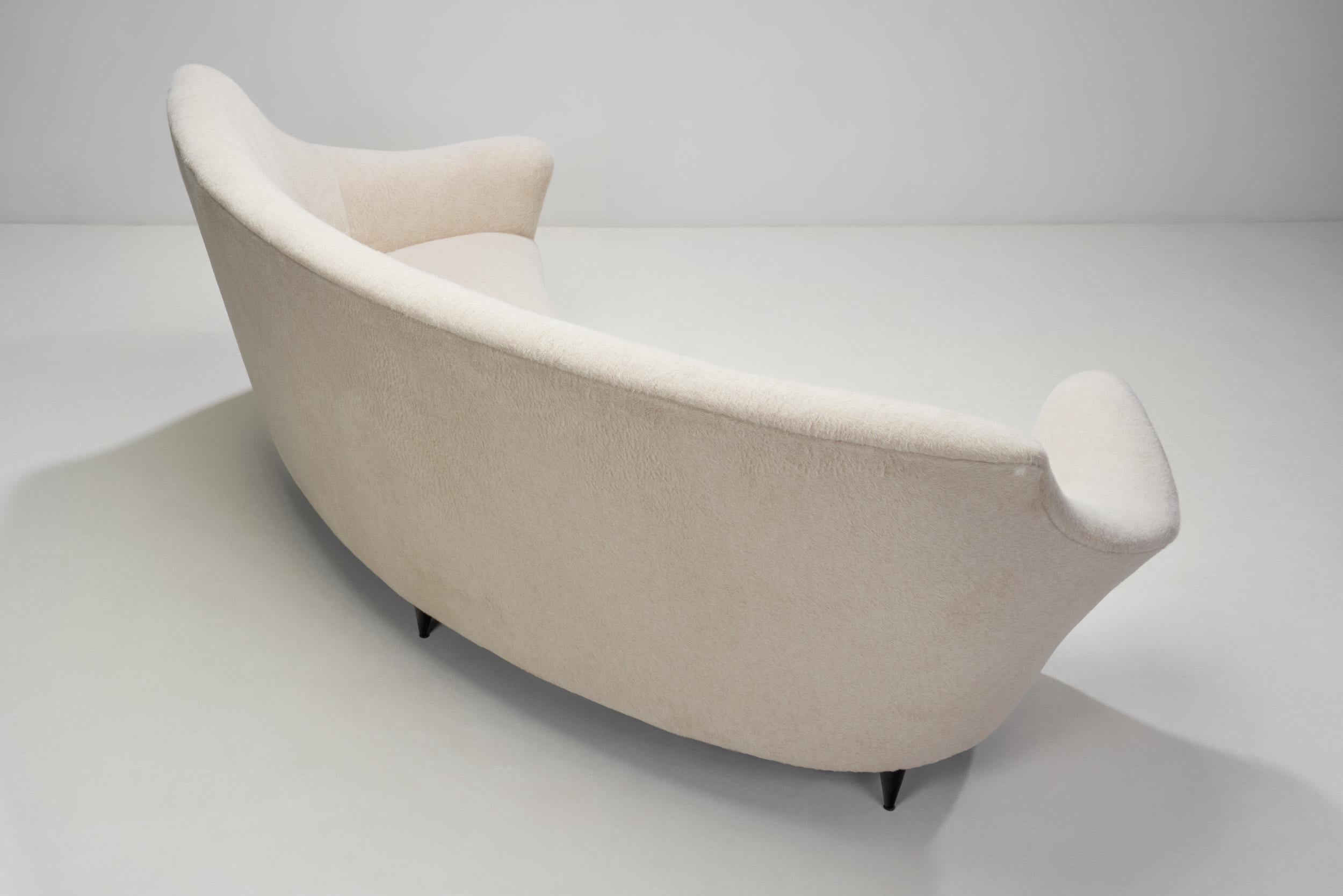 Mid-20th Century Upholstered Curved Cream Sofa by Ico Parisi (Attr.), Italy 1950s