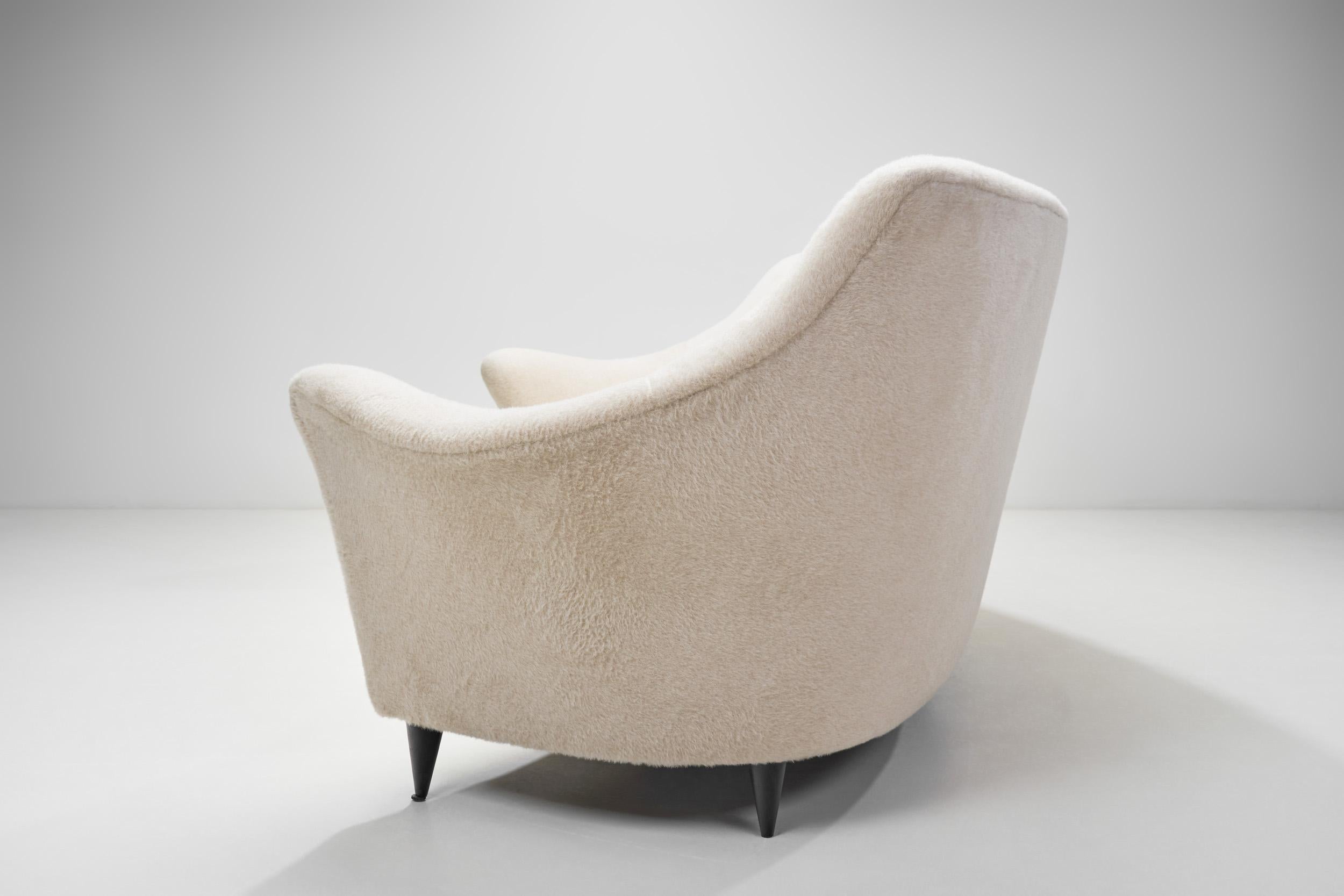 Alpaca Upholstered Curved Cream Sofa by Ico Parisi (Attr.), Italy 1950s