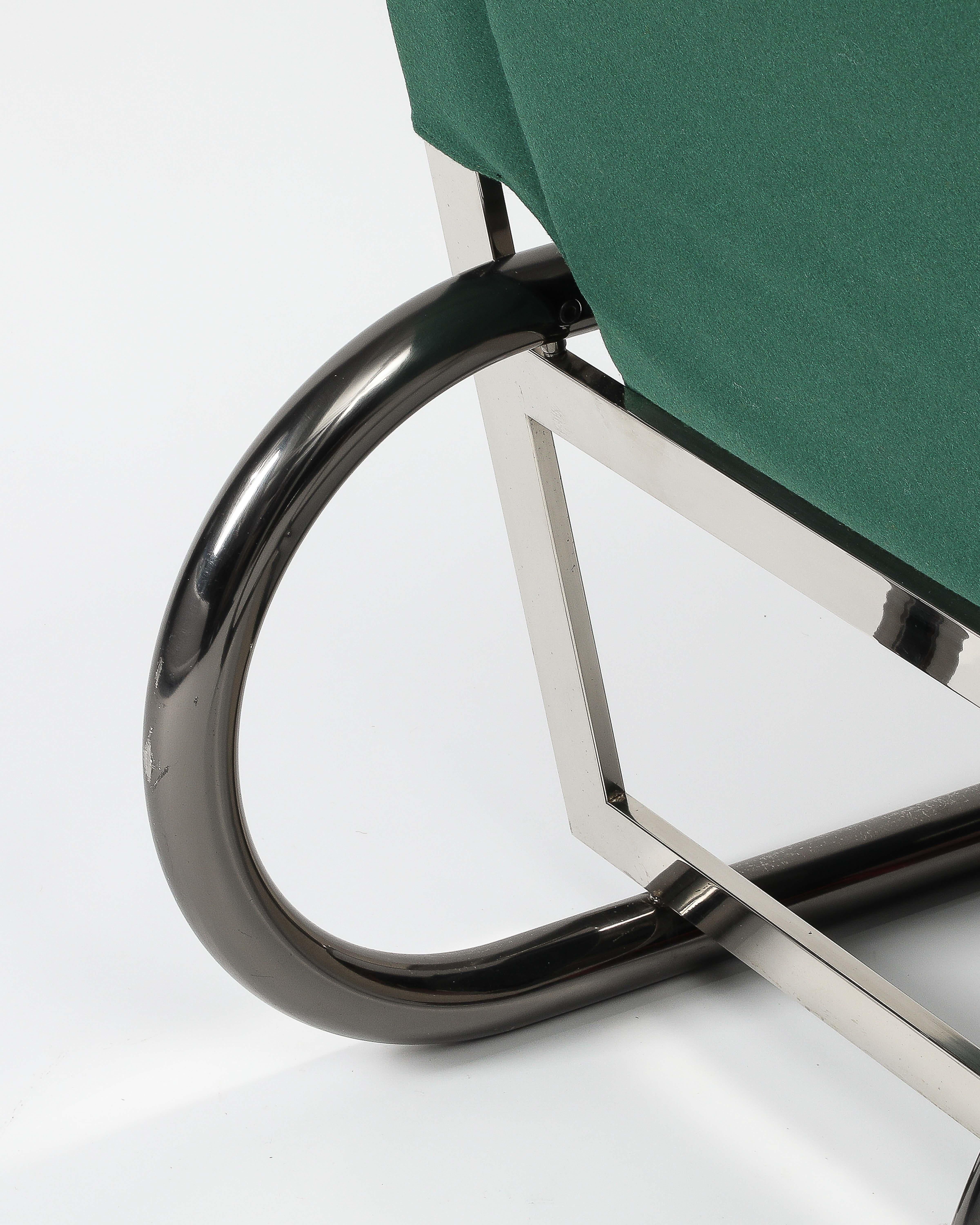 Sillón modernista con patas curvas cromadas y tapicería original de fieltro verde. 