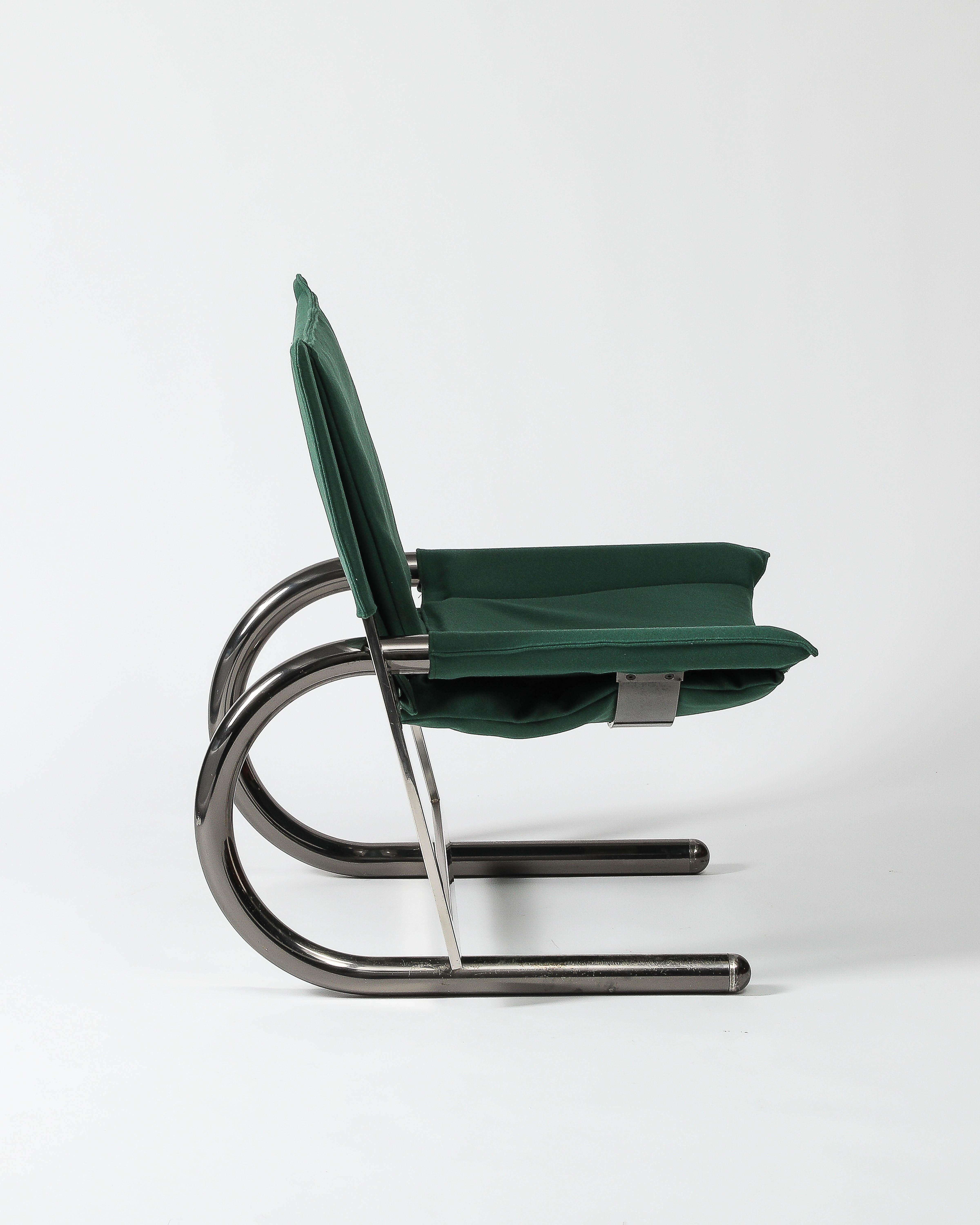 Sillón curvo tapizado con estructura cromada, Italia, c. 1970 en Bueno estado para la venta en New York City, NY