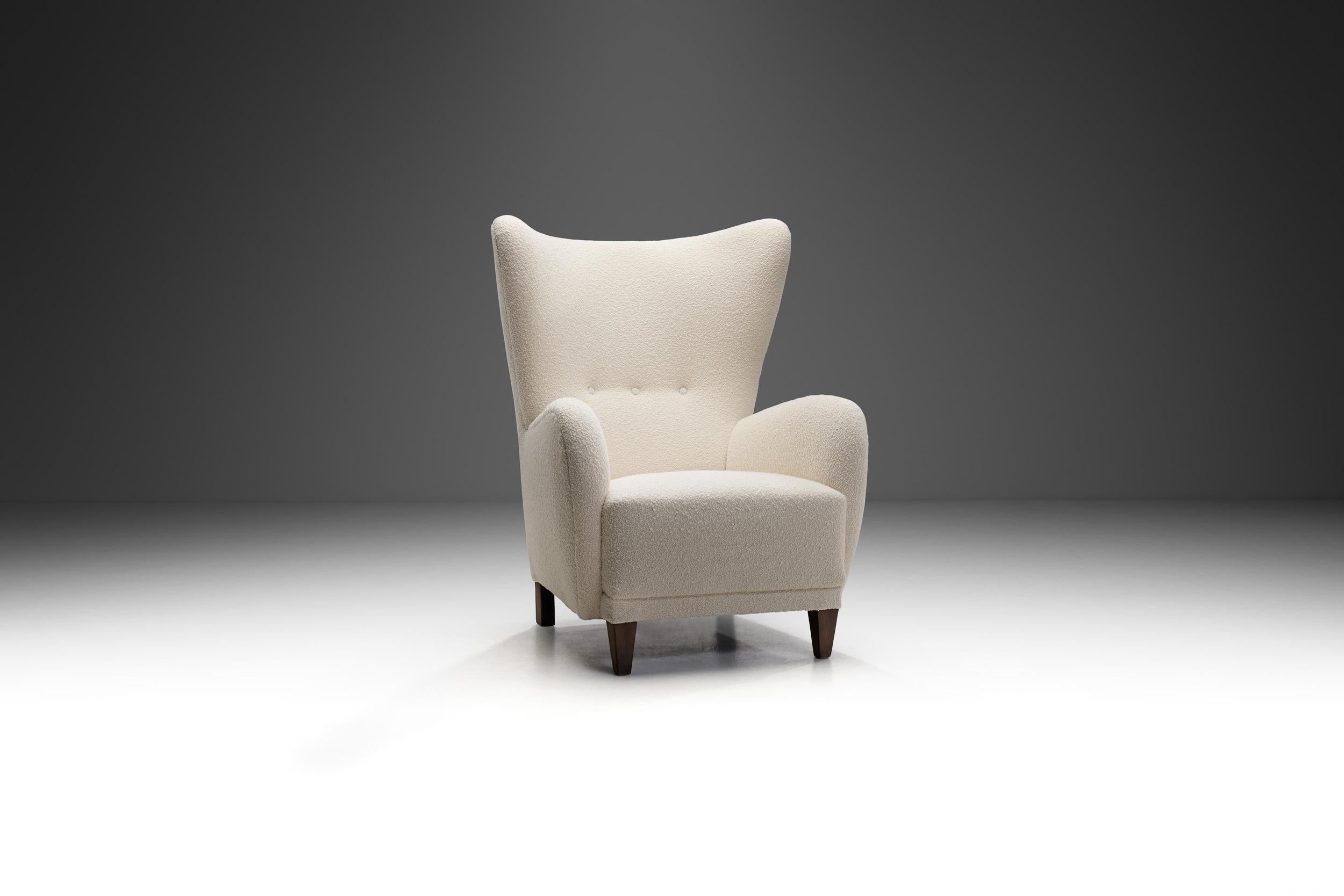 Mid-Century moderno Sedia danese imbottita con gambe in Beeche, Danimarca, 1940 ca. in vendita