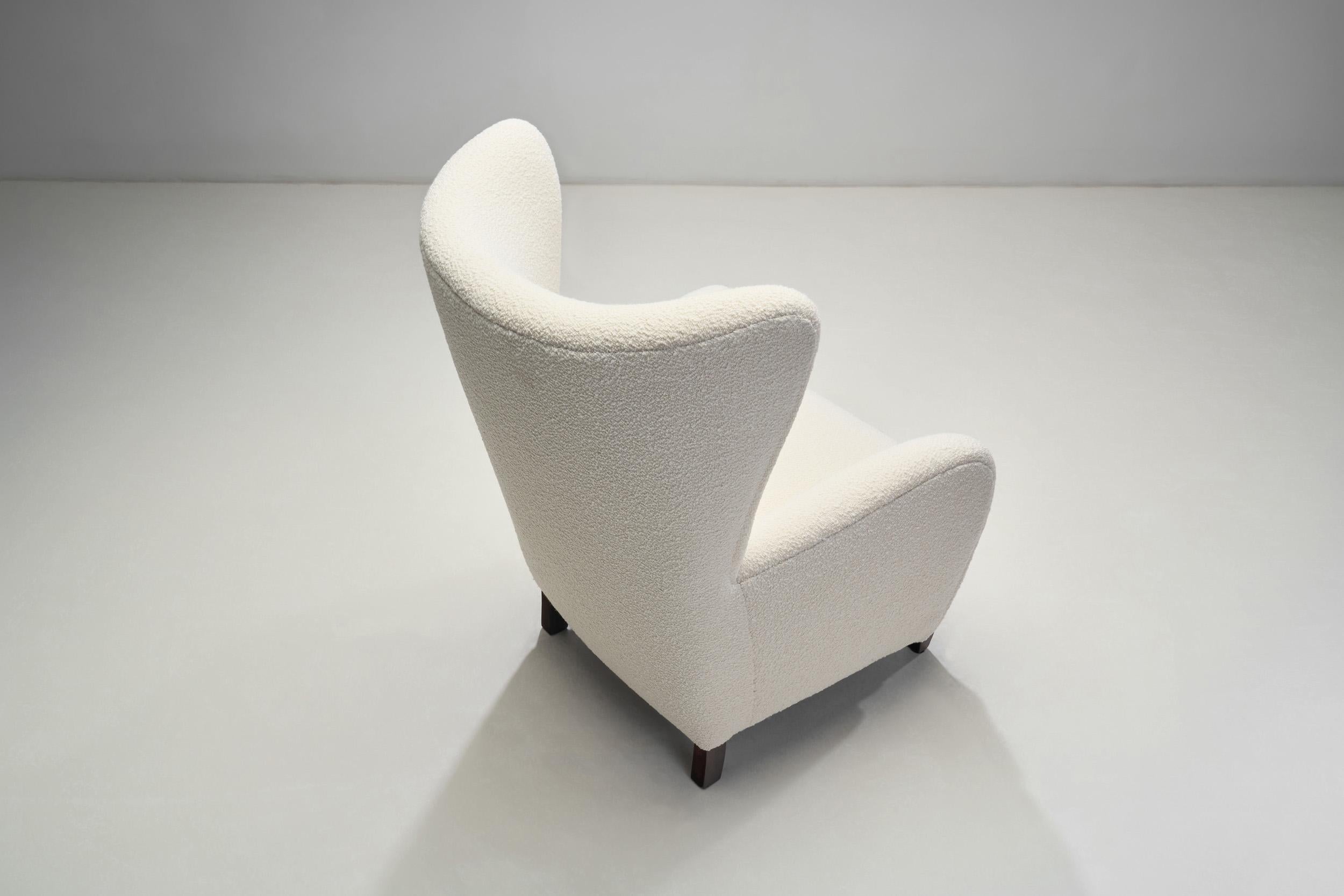 Metà XX secolo Sedia danese imbottita con gambe in Beeche, Danimarca, 1940 ca. in vendita