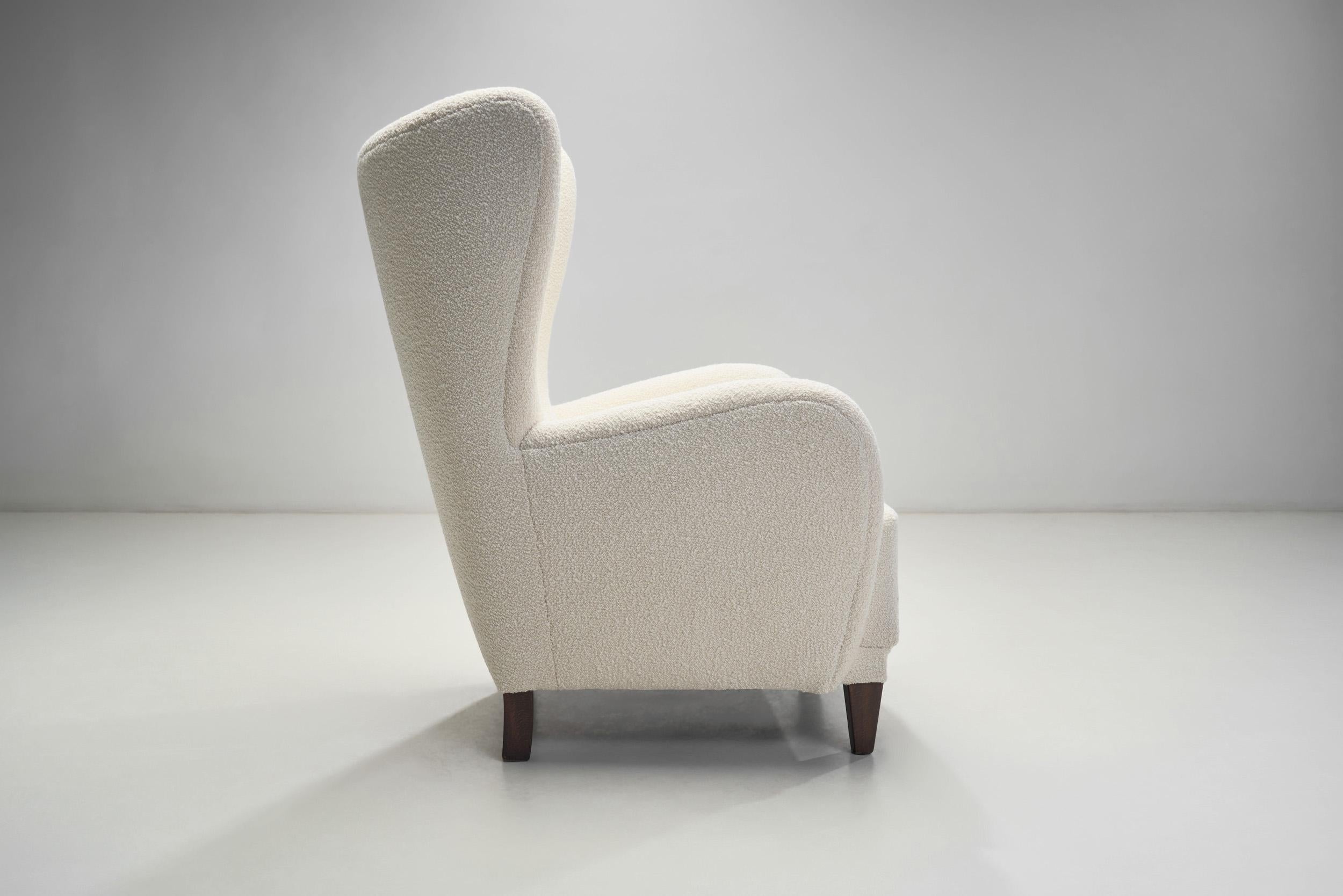 Tessuto Sedia danese imbottita con gambe in Beeche, Danimarca, 1940 ca. in vendita