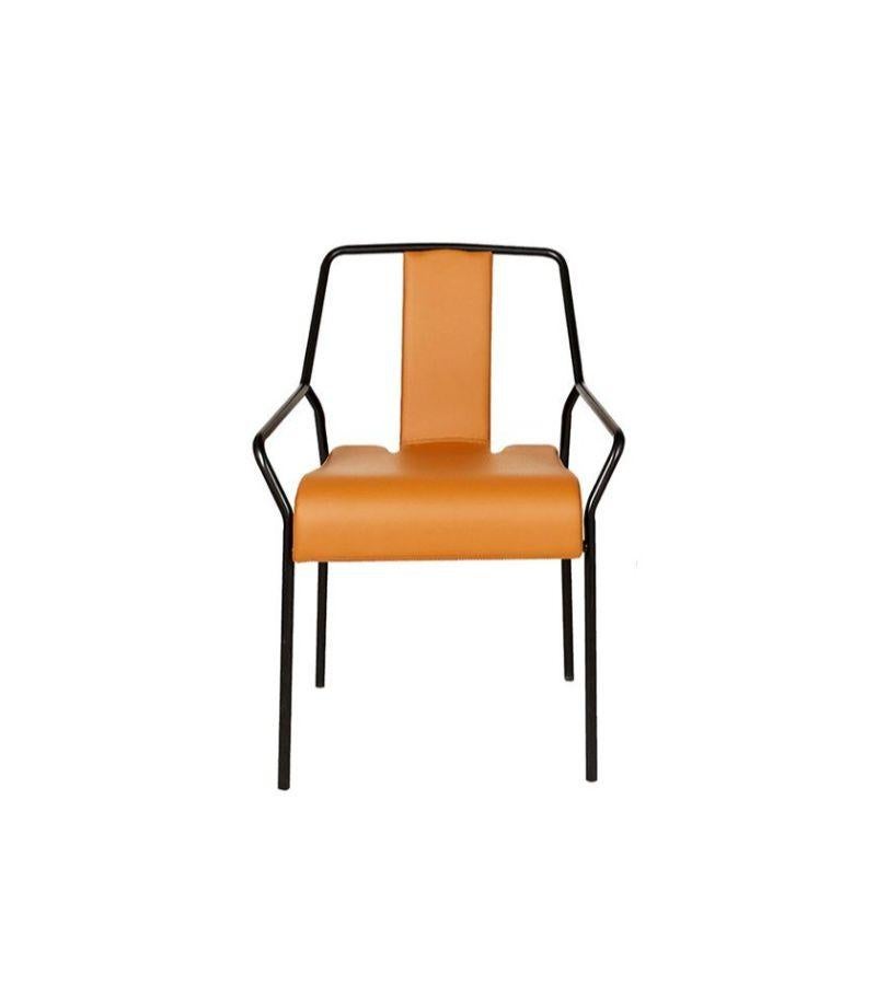 Gepolsterter DAO-Stuhl von Shin Azumi 
MATERIALIEN: Stapelbarer Stuhl, Gestell aus schwarz oder weiß lackiertem Metall. Sitz mit Kunstleder bezogen
Technik: Lackiertes Metall, natürliches und gebeiztes Holz. Kunstleder. 
Abmessungen: B 56 x T