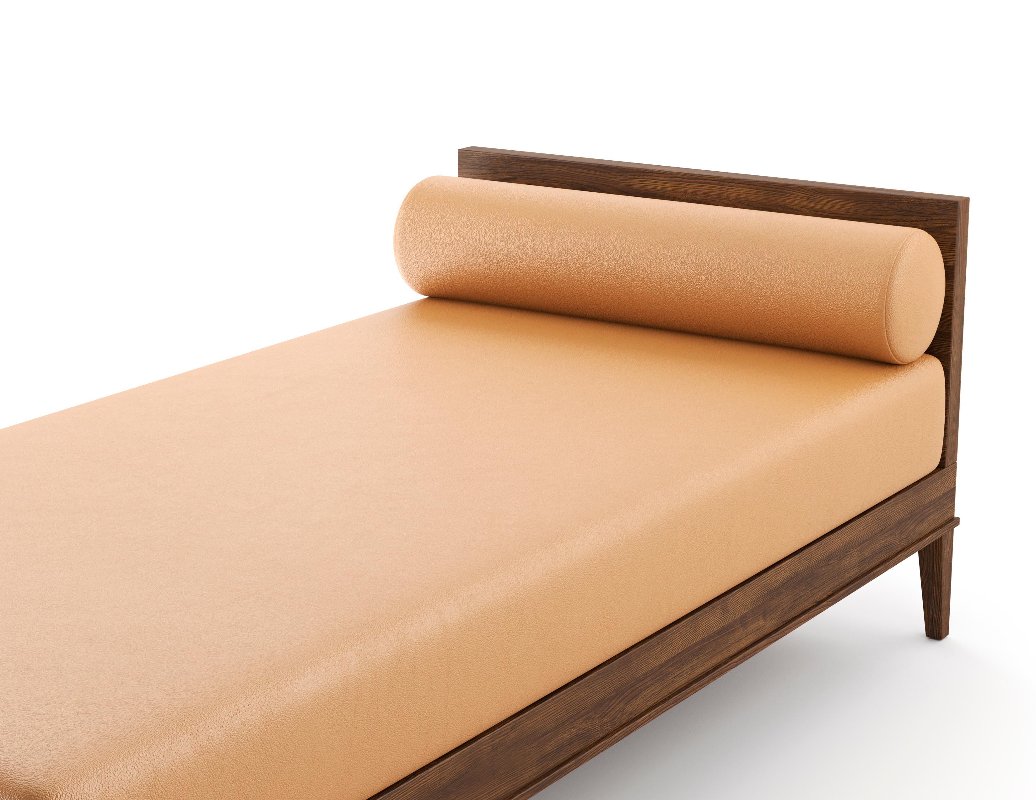 Classique américain Méridienne tapissée avec matelas et traversin décoratif sur base en bois et pieds en vente