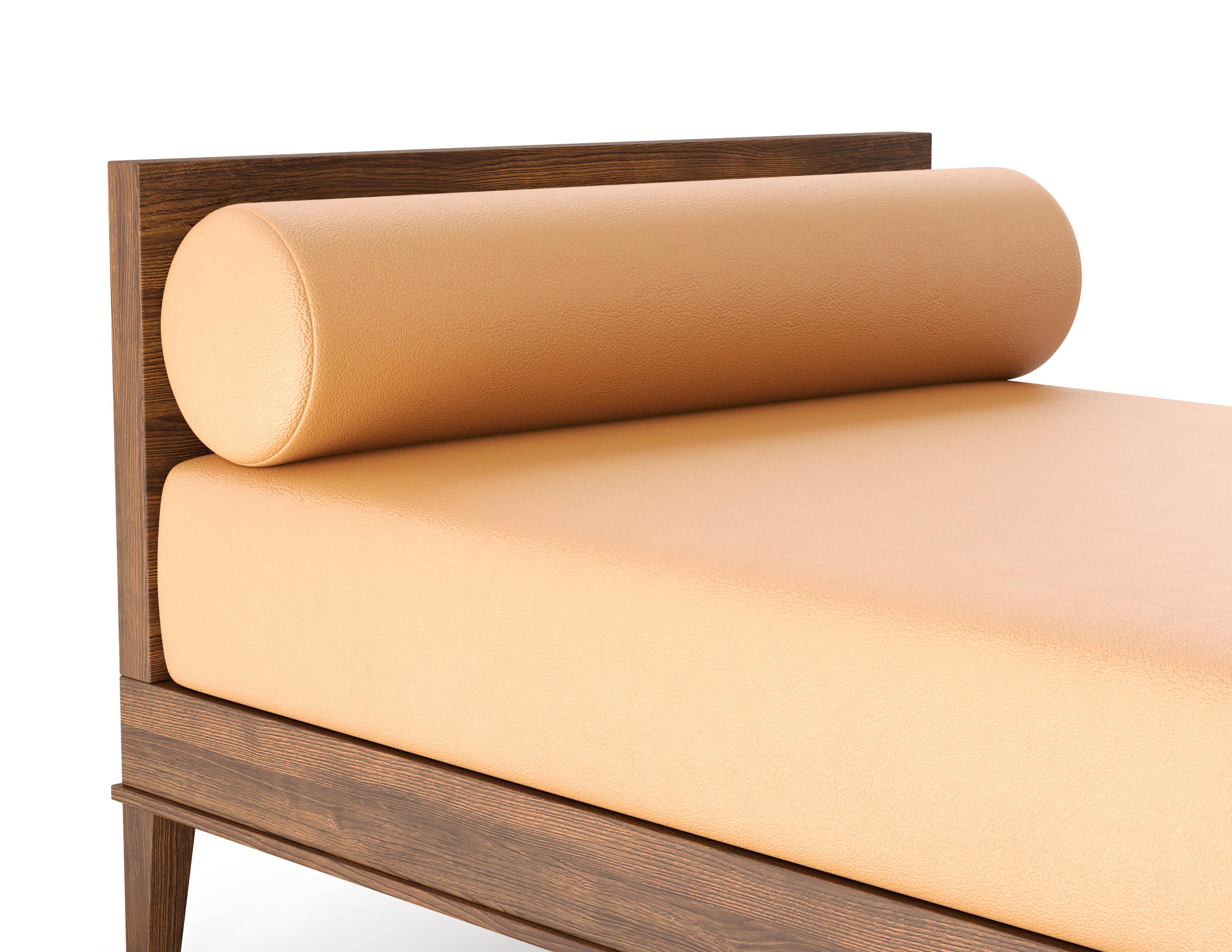 Américain Méridienne tapissée avec matelas et traversin décoratif sur base en bois et pieds en vente