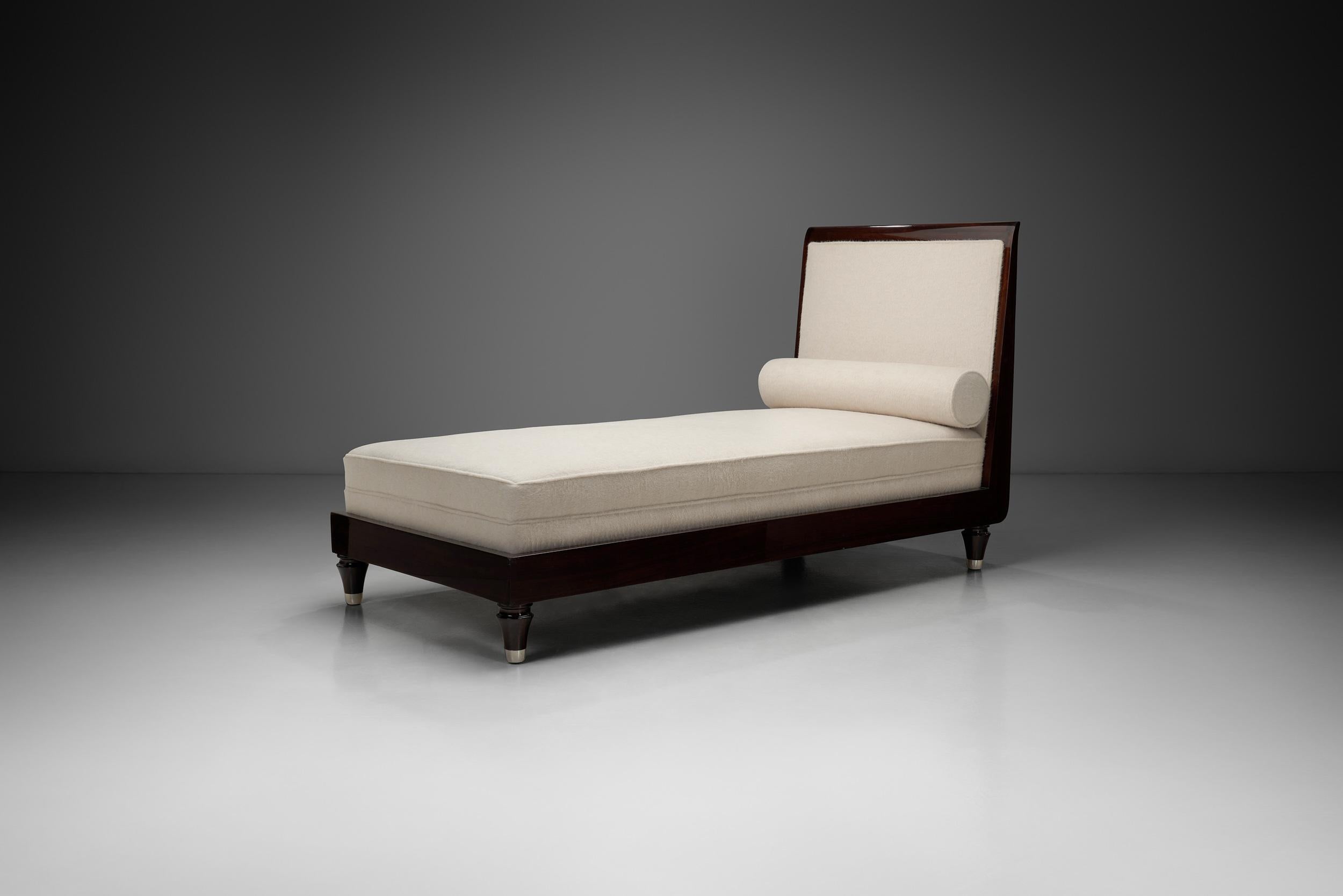 A lo largo del siglo XX, los diseñadores franceses perfeccionaron el equilibrio entre elegancia y funcionalidad. El sofá cama, un tipo de mueble icónico, originario de finales del siglo XVII, ha experimentado un renacimiento en los últimos siglos,