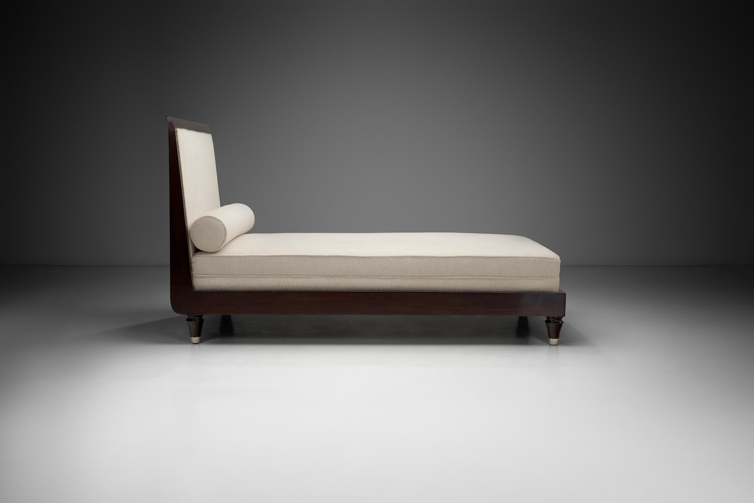 Cama de día tapizada con estructura de madera teñida, Francia Siglo XX Moderno de mediados de siglo en venta