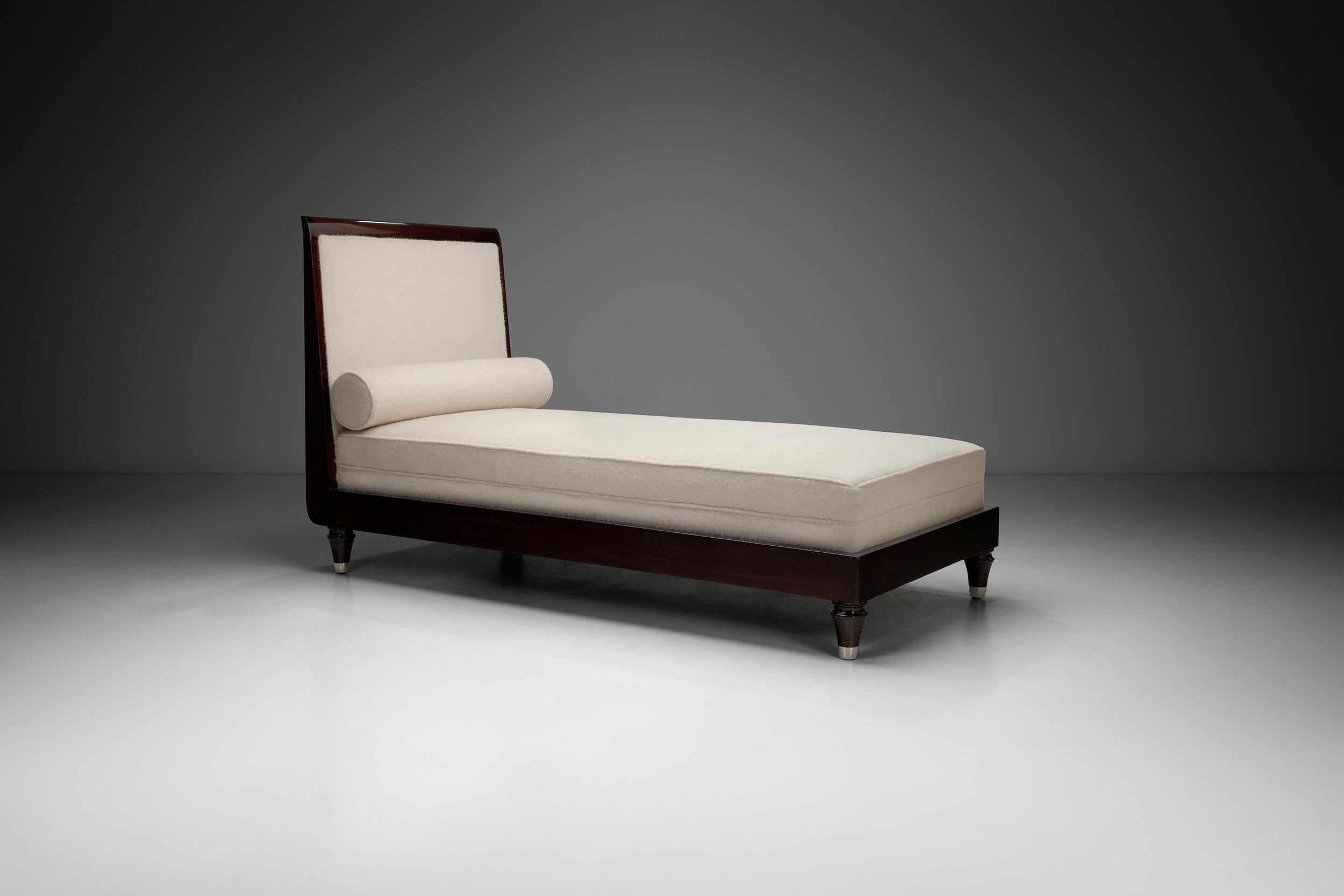 Cama de día tapizada con estructura de madera teñida, Francia Siglo XX Francés en venta