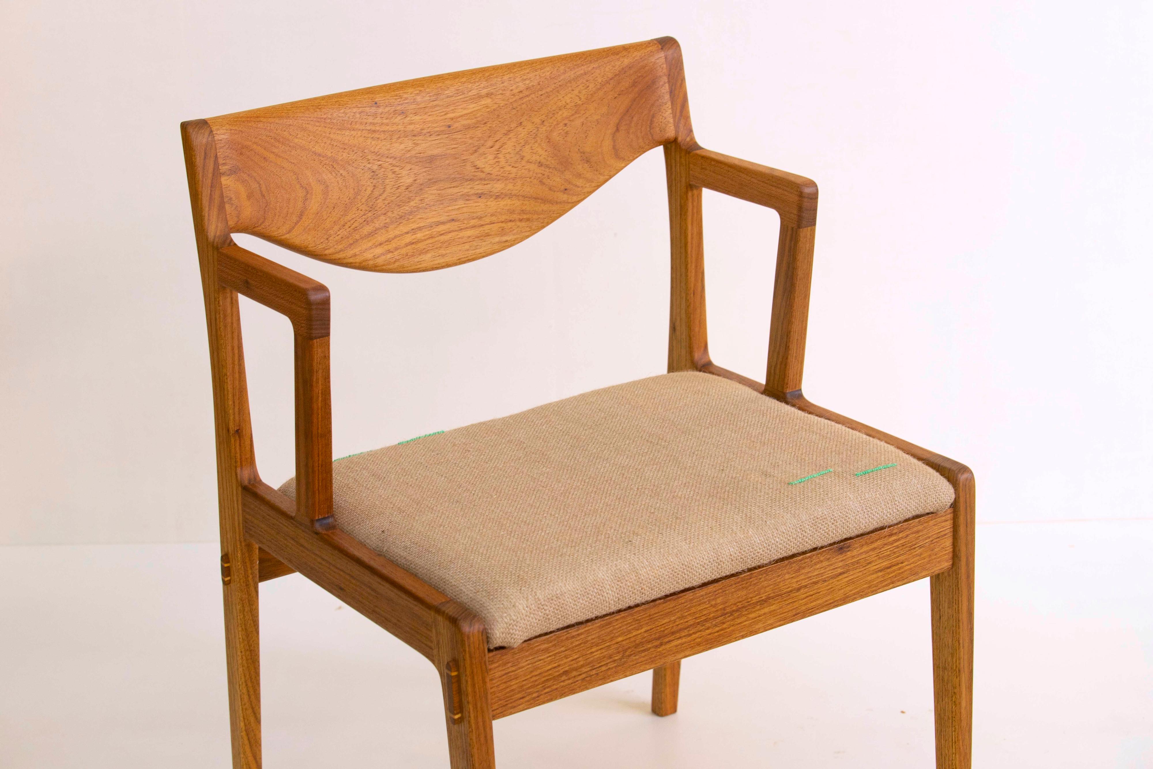 Contemporary chair made of tropical hardwood. Its arms and backrest are elegantly designed, offering comfort for the lumbar region and for the support of the forearms.

The chair's structure reveals the meticulous artisanal woodwork noticed in the
