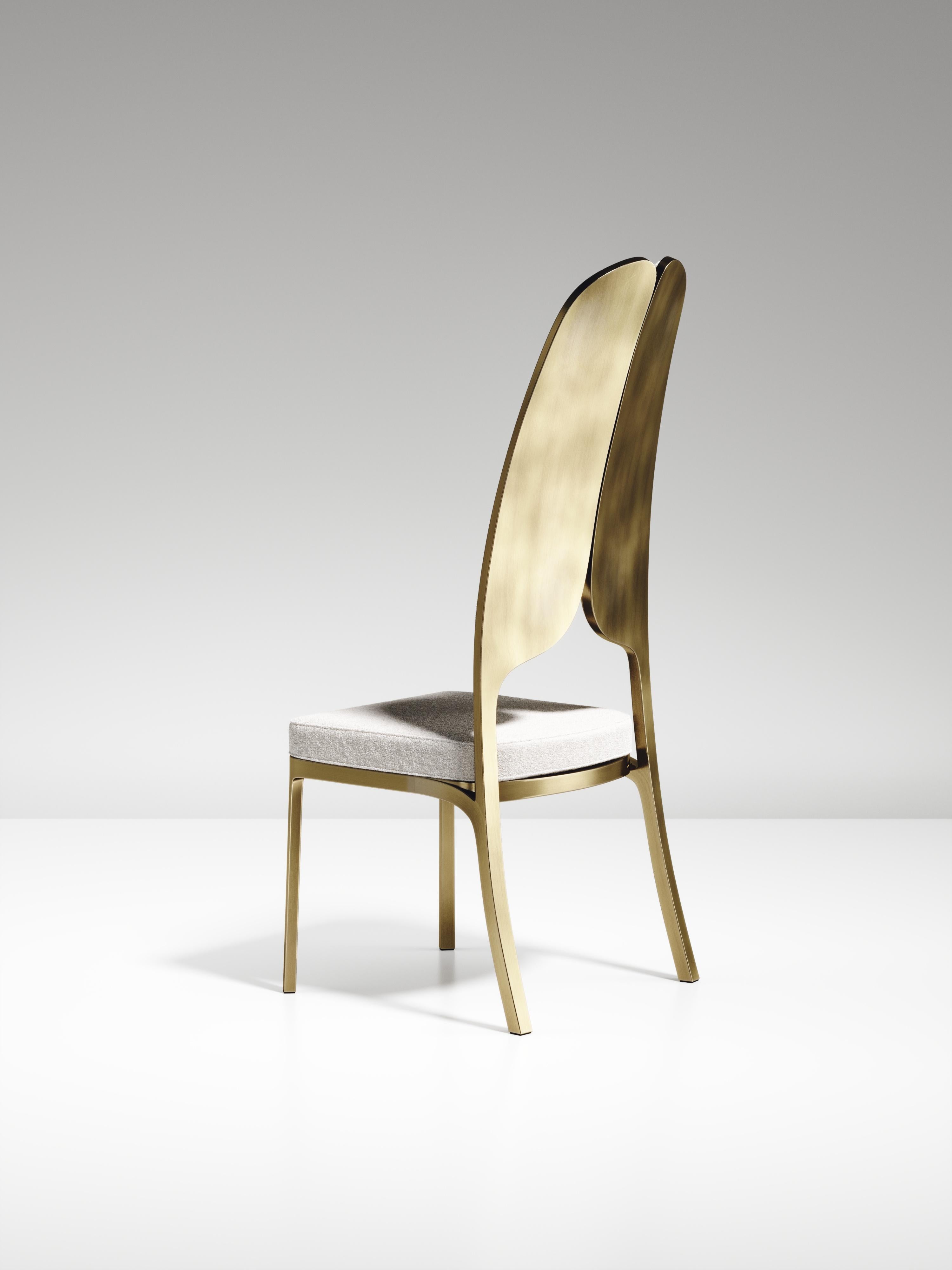 Chaise de salle à manger tapissée avec détails en laiton bronze-patina de R&Y Augousti en vente 2