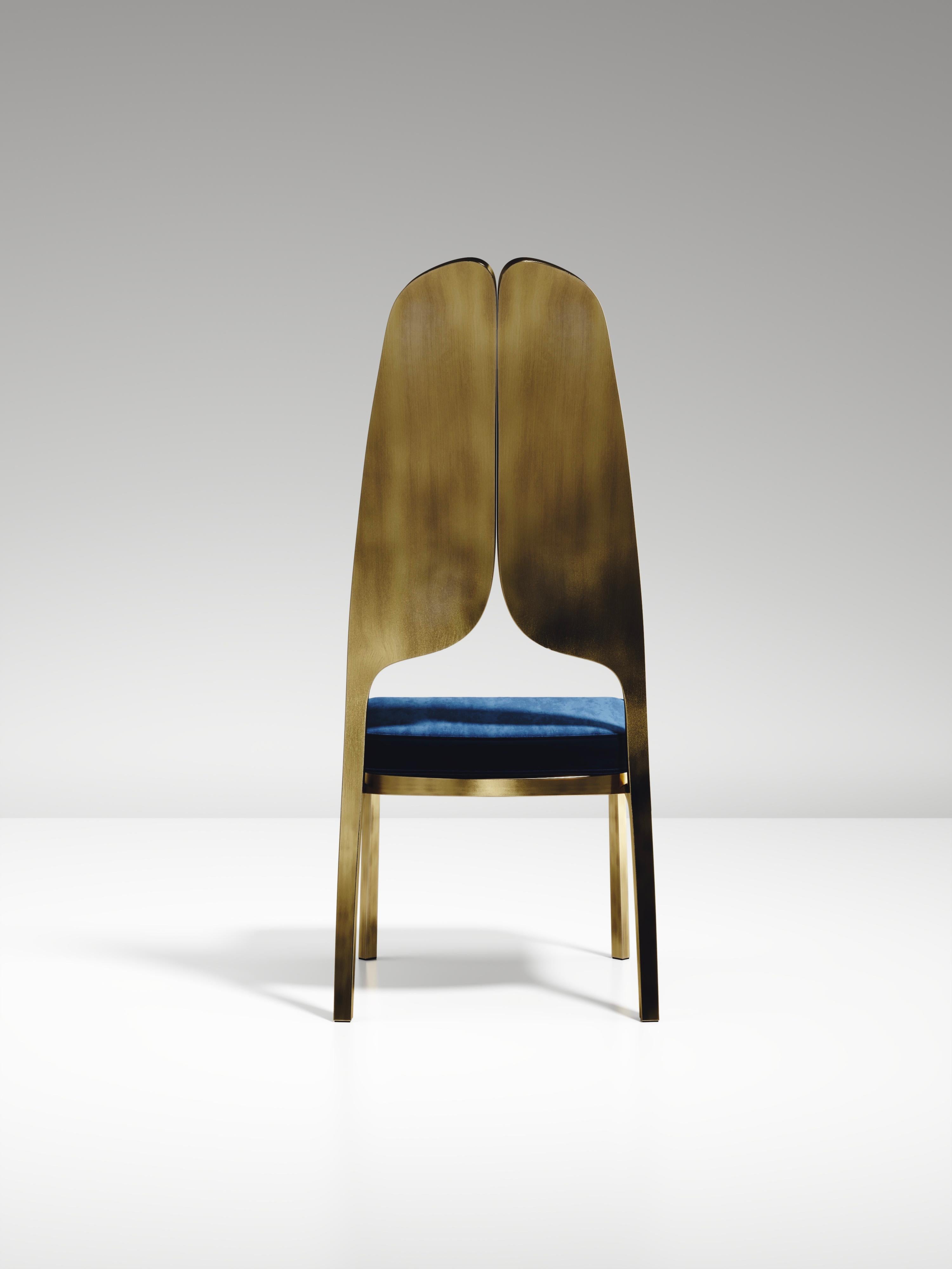 Chaise de salle à manger tapissée avec détails en laiton Patina par R&Y Augousti en vente 2