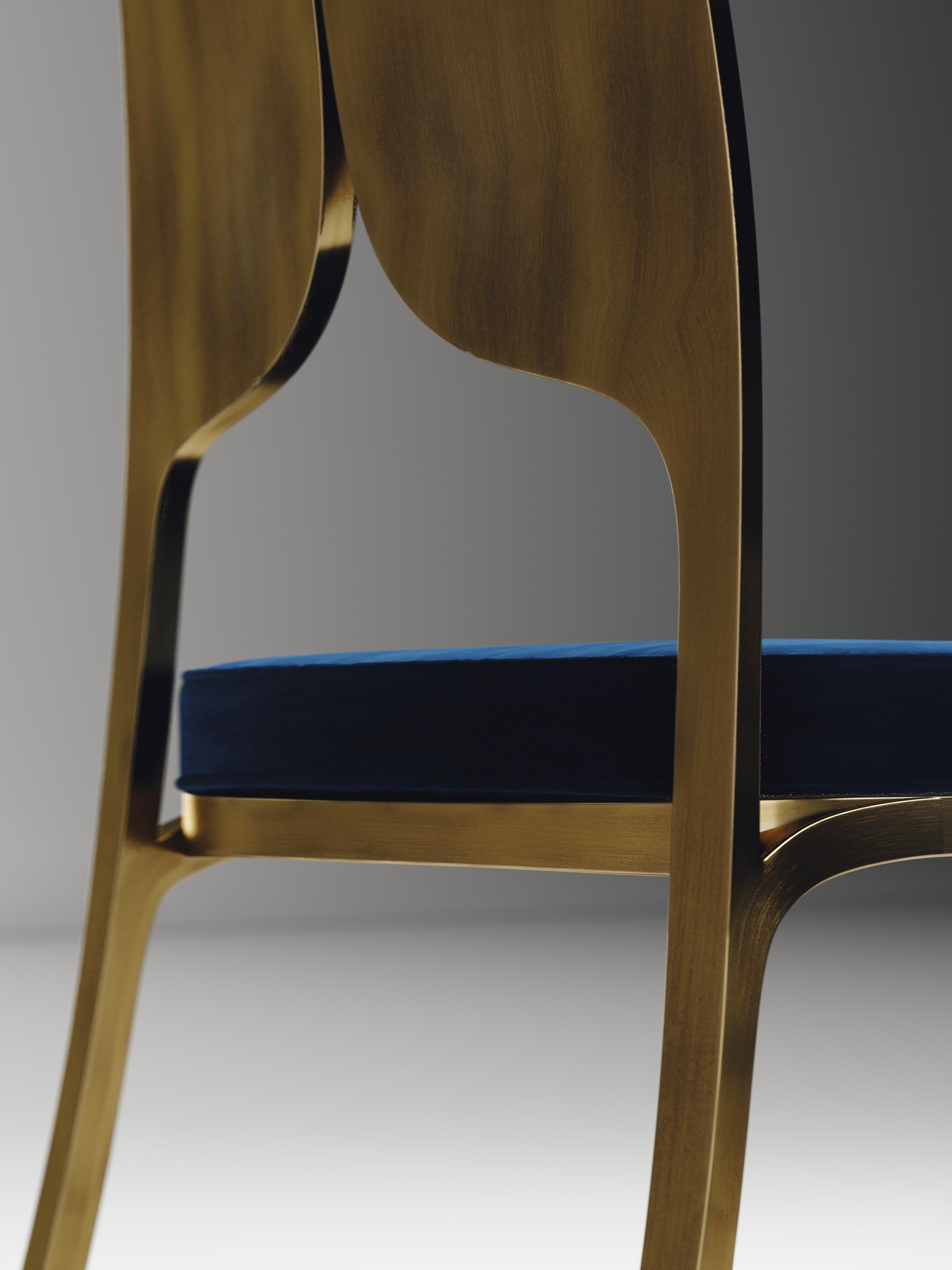 Chaise de salle à manger tapissée avec détails en laiton bronze-patina de R&Y Augousti en vente 2
