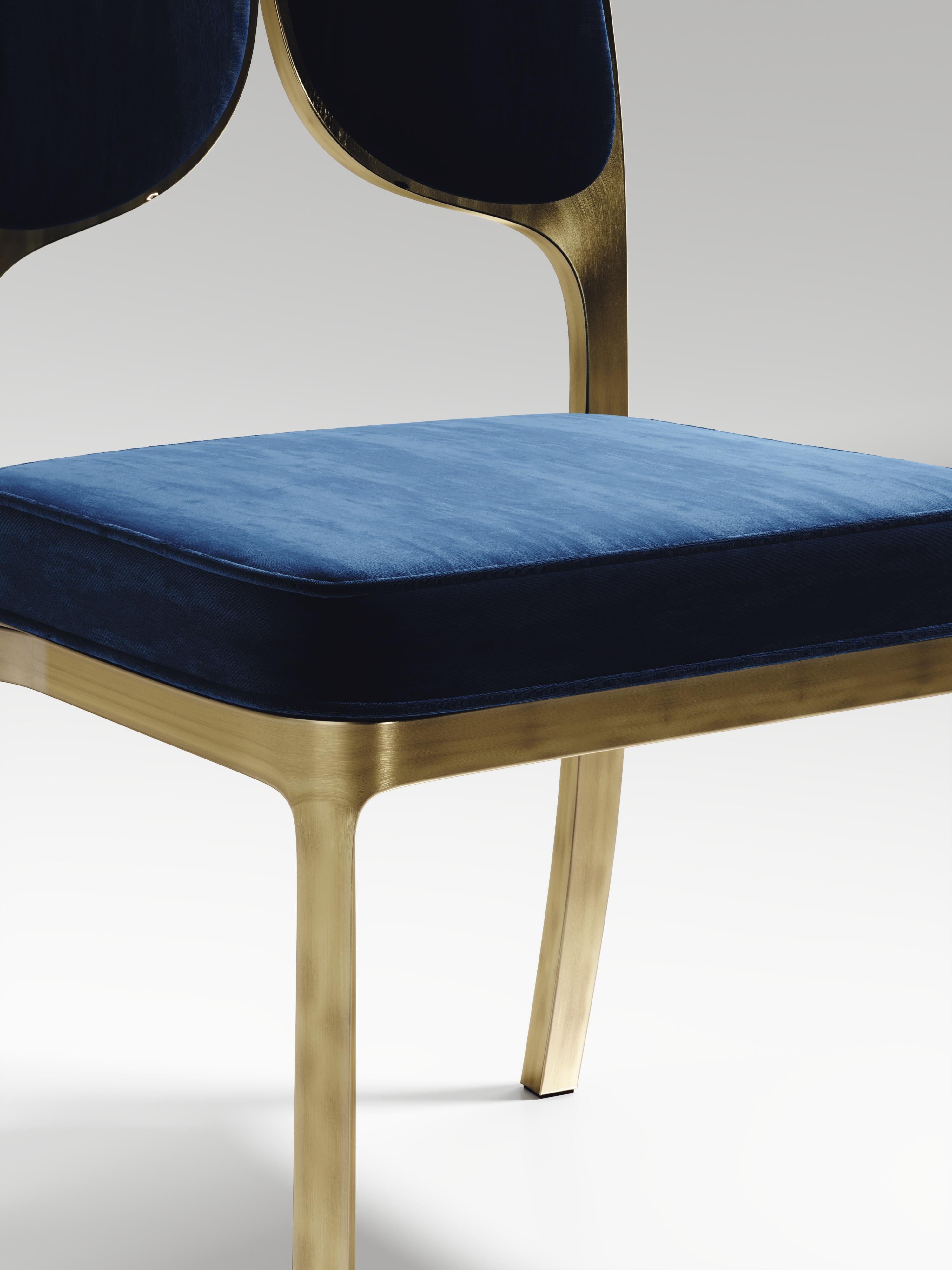 Chaise de salle à manger tapissée avec détails en laiton bronze-patina de R&Y Augousti en vente 3