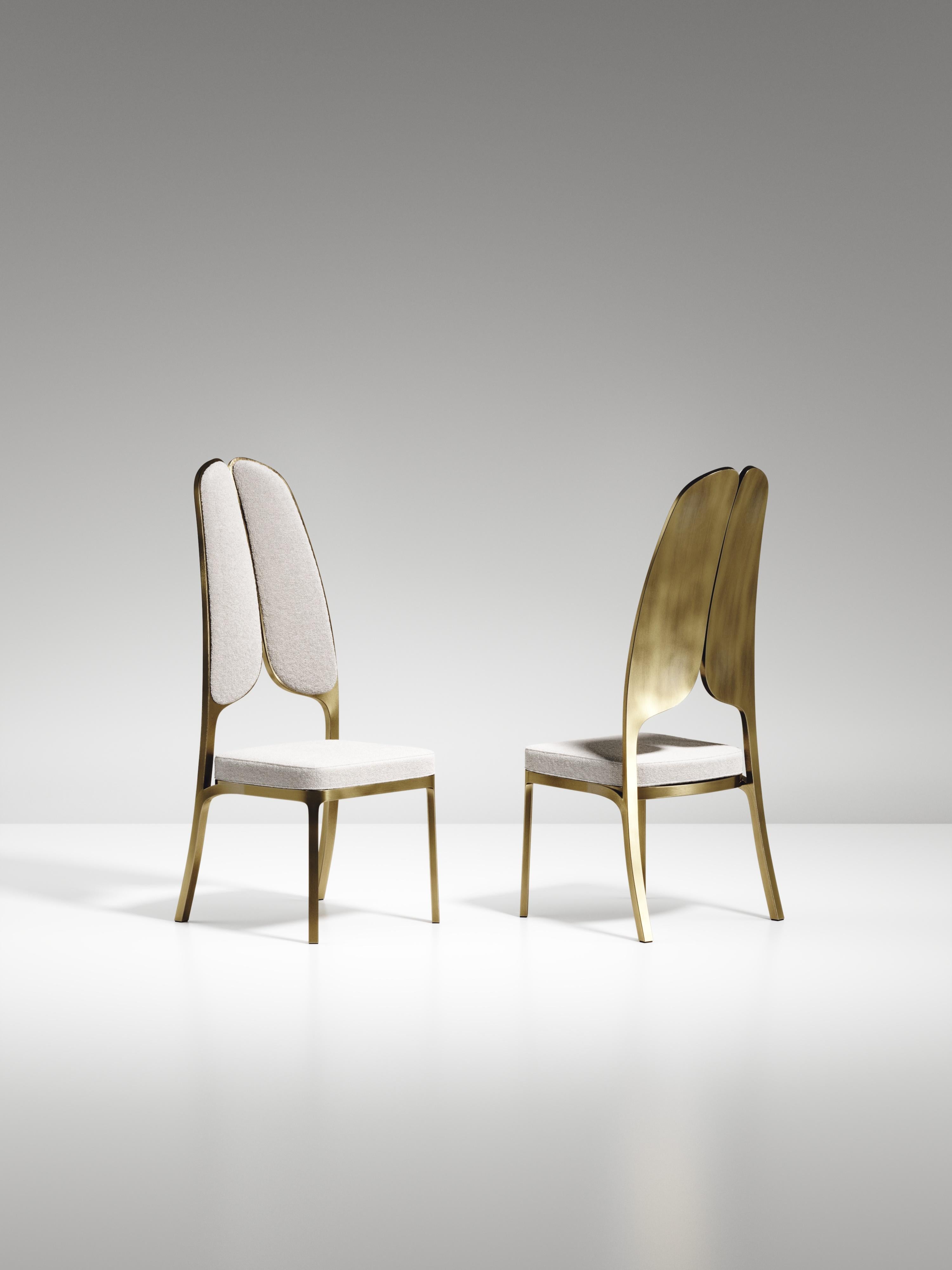 Chaise de salle à manger tapissée avec détails en laiton bronze-patina de R&Y Augousti en vente 4