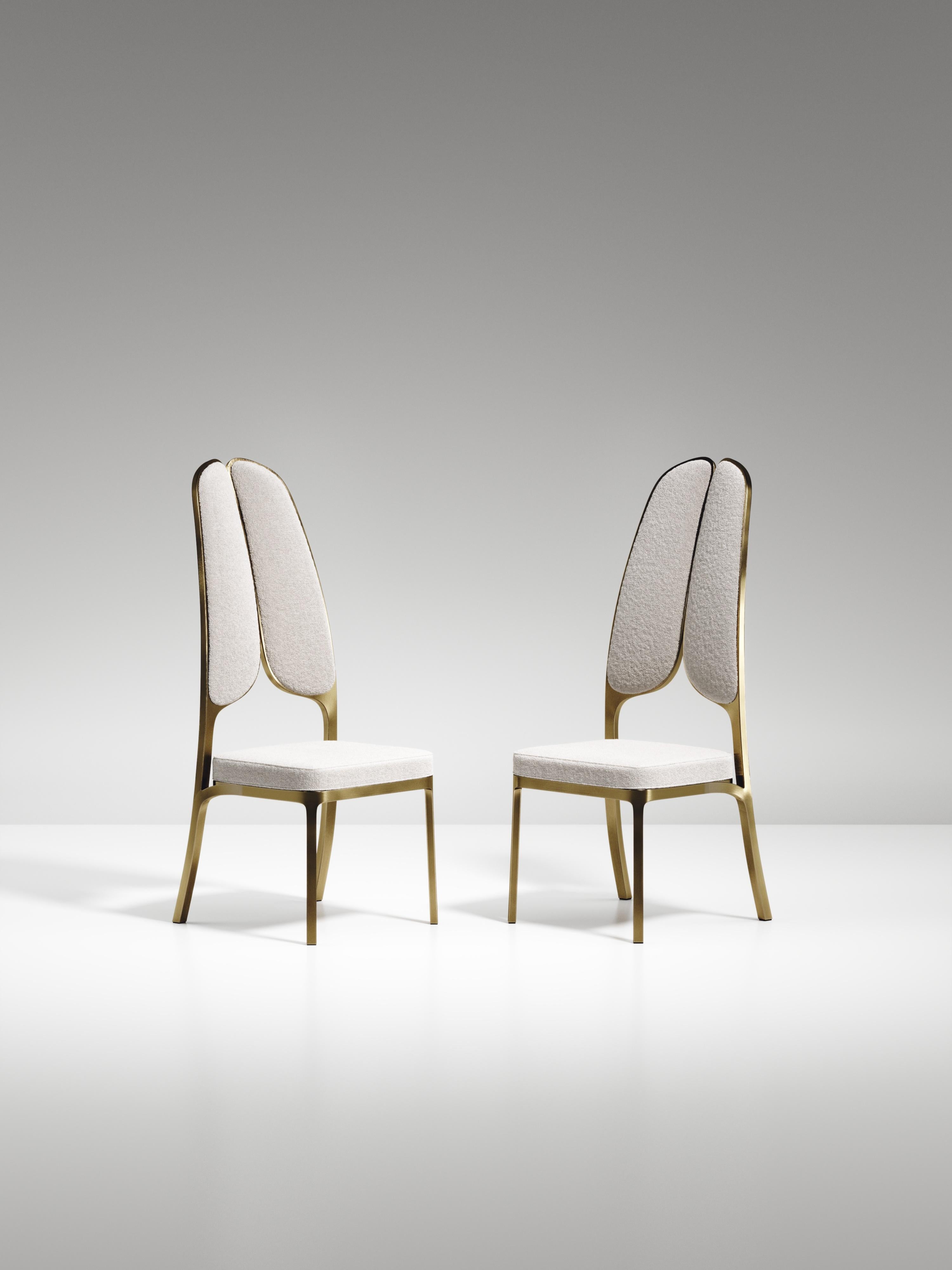 Chaise de salle à manger tapissée avec détails en laiton bronze-patina de R&Y Augousti en vente 5