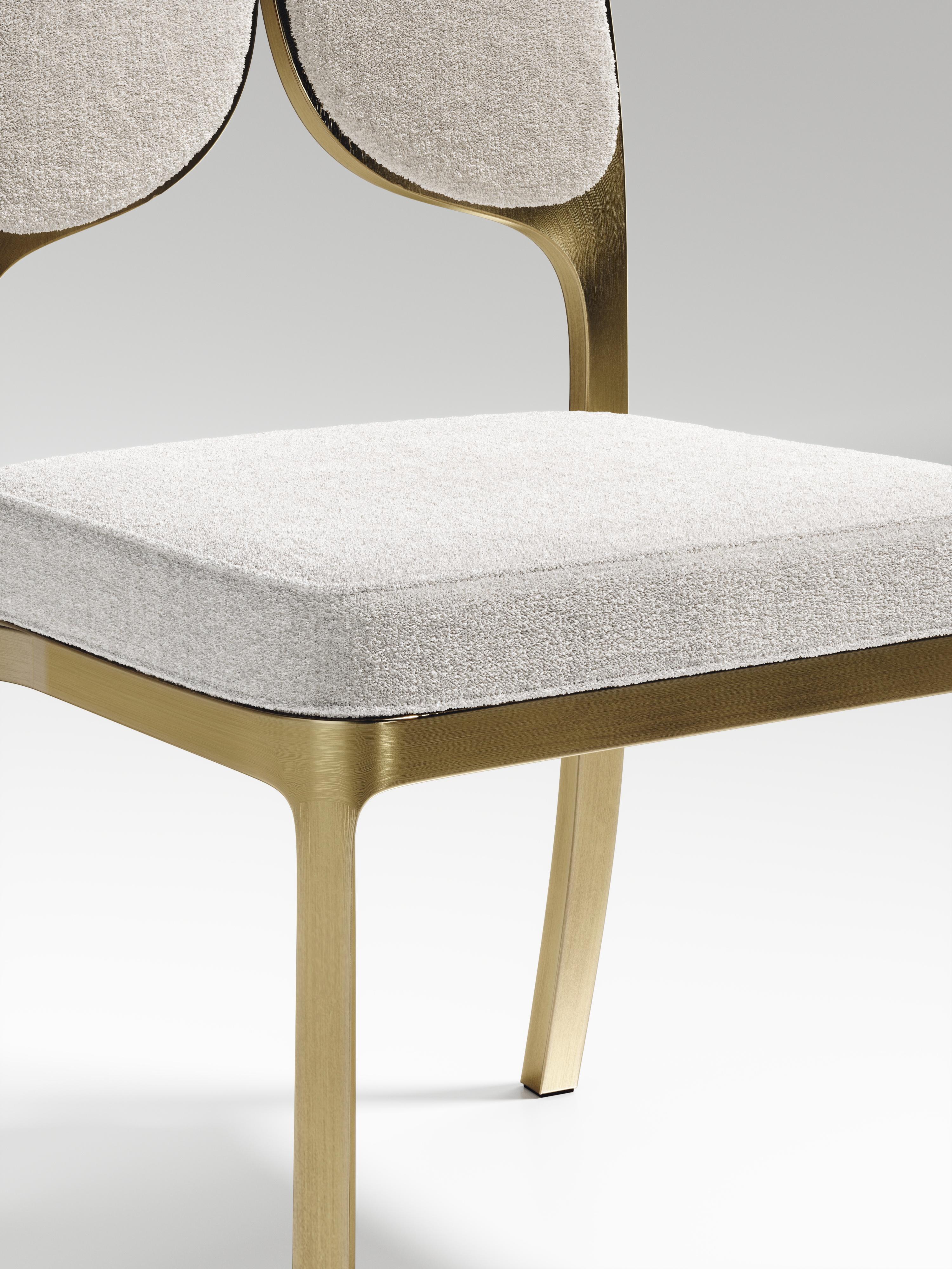 Chaise de salle à manger tapissée avec détails en laiton bronze-patina de R&Y Augousti en vente 6