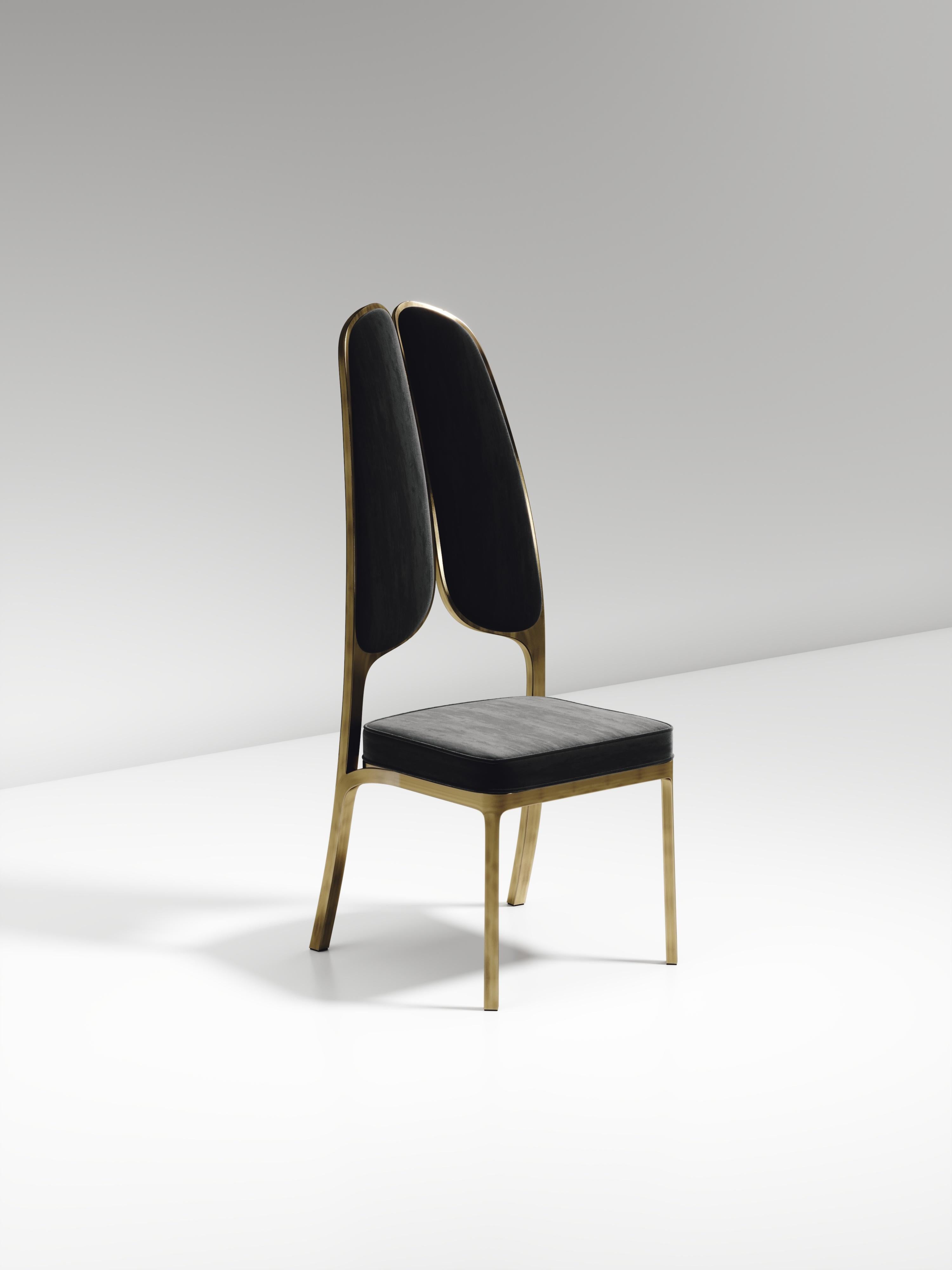 La chaise de salle à manger Gingko de R&Y Augousti est une pièce élégante et fantaisiste. Ce meuble rembourré en velours gris foncé offre un grand confort tout en dégageant une esthétique ludique dans son clin d'œil abstrait à un papillon avec la