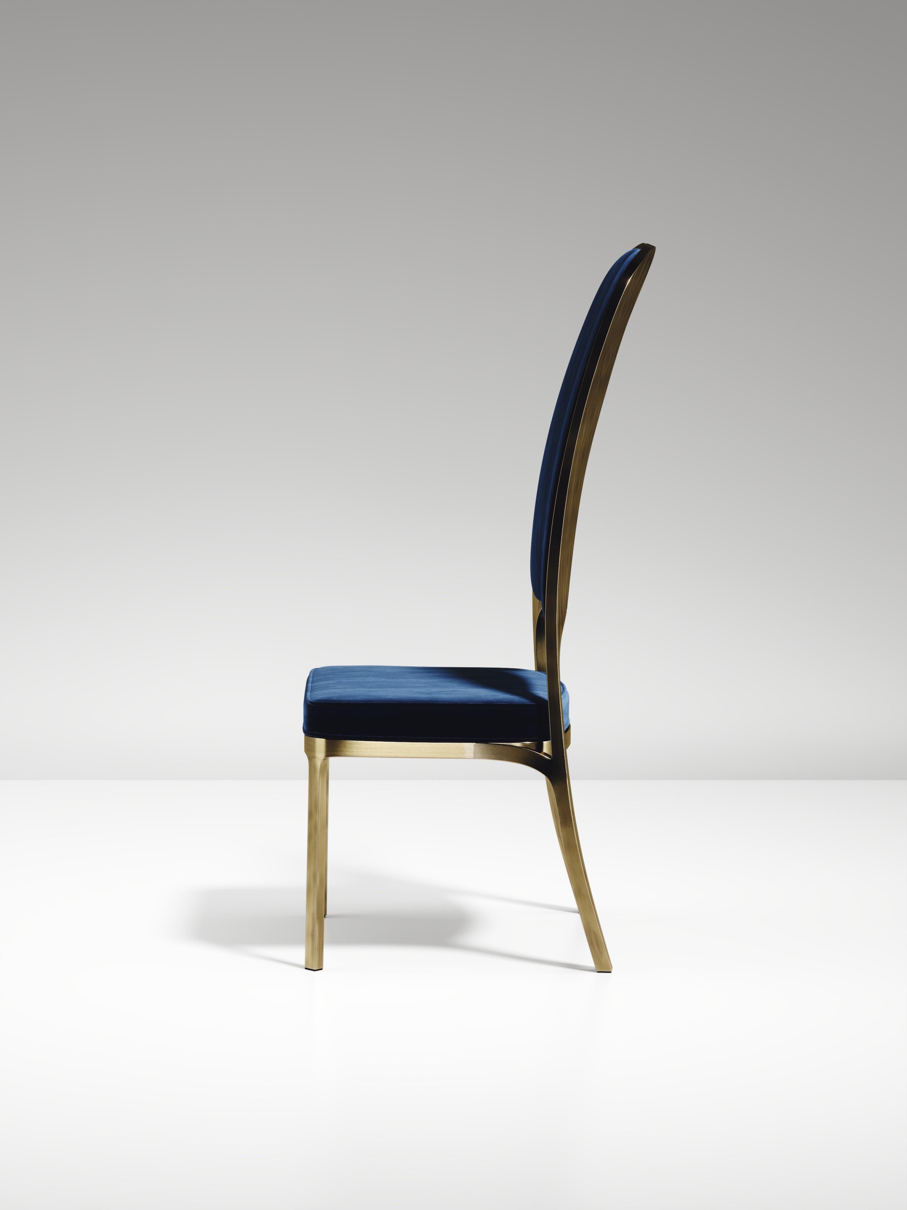 Art déco Chaise de salle à manger tapissée avec détails en laiton bronze-patina de R&Y Augousti en vente