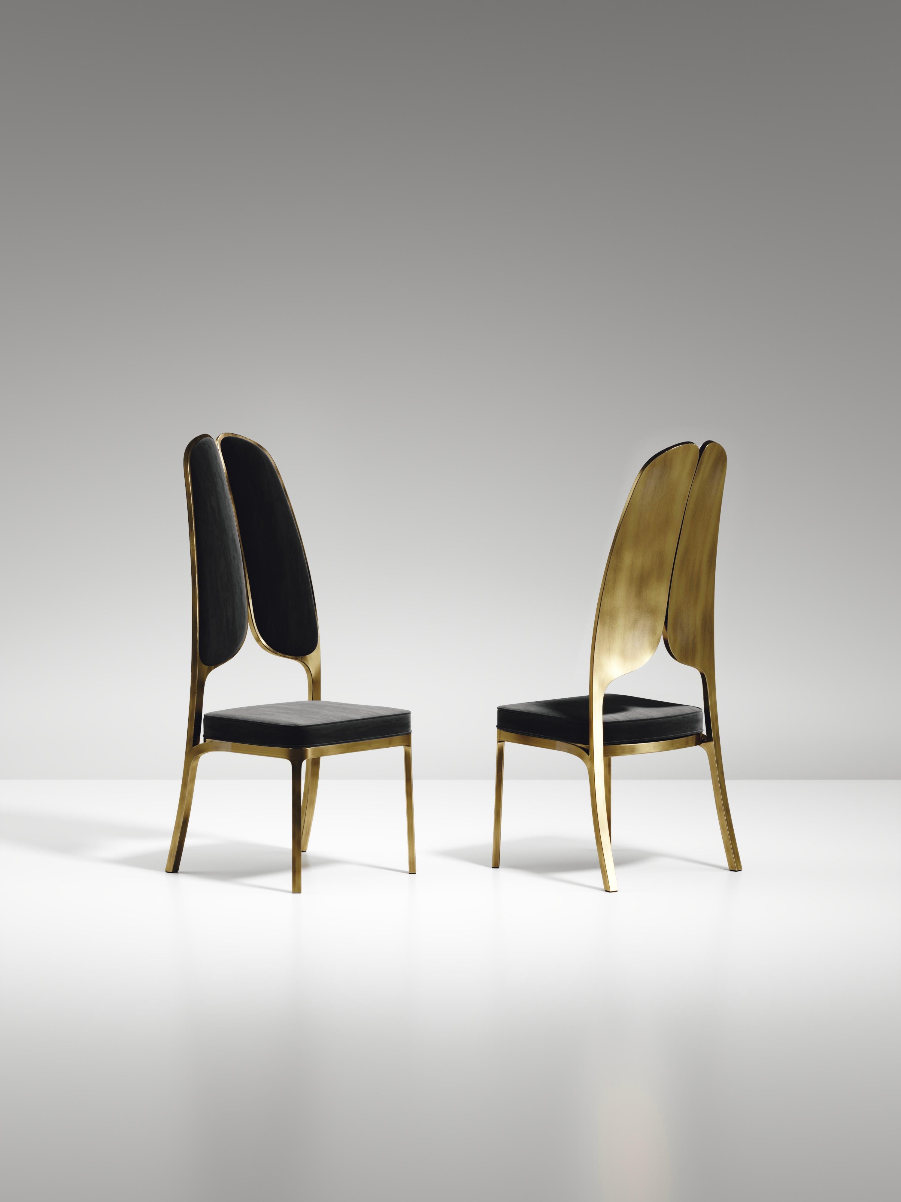 Français Chaise de salle à manger tapissée avec détails en laiton bronze-patina de R&Y Augousti en vente