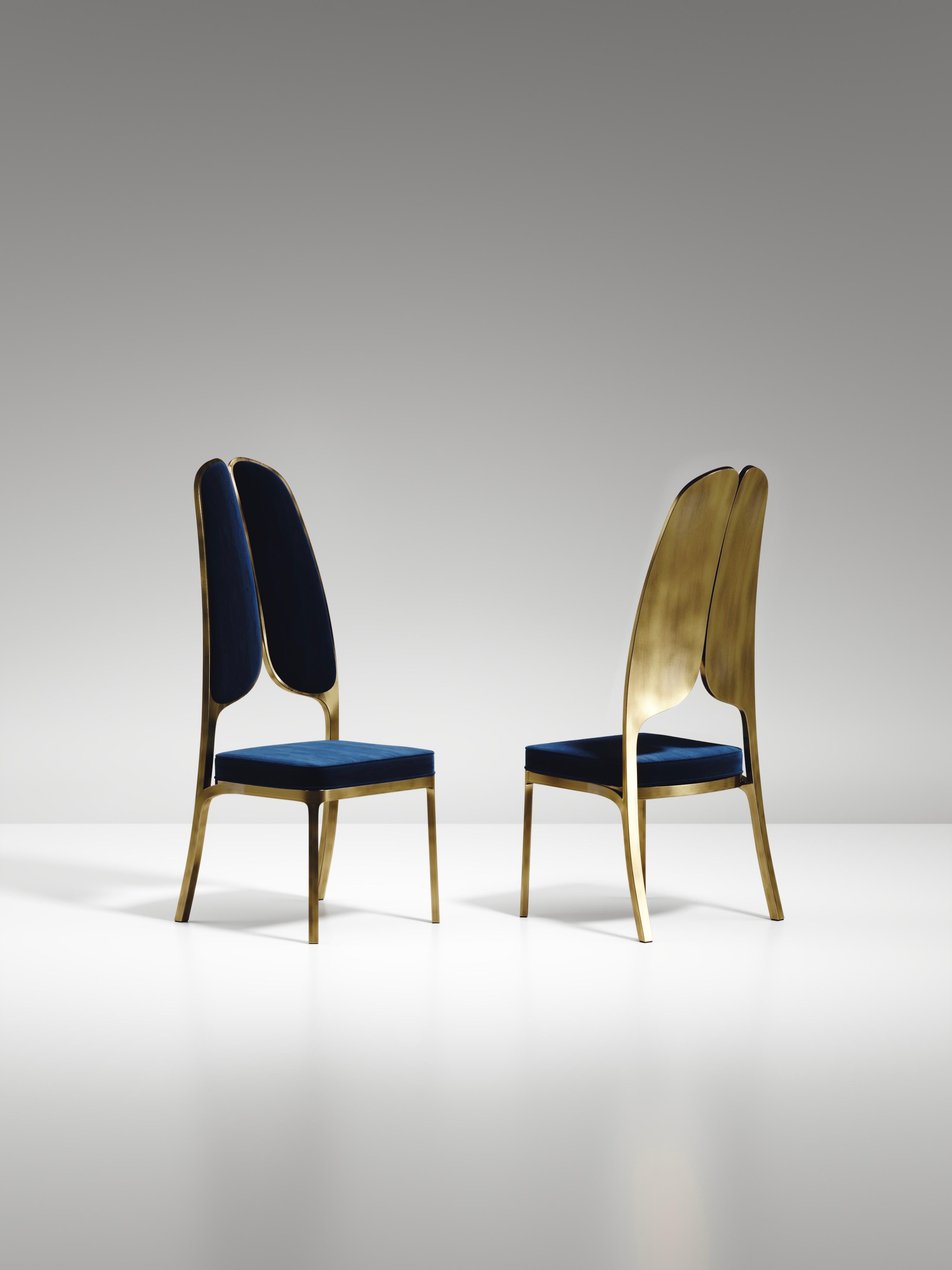 Fait main Chaise de salle à manger tapissée avec détails en laiton bronze-patina de R&Y Augousti en vente