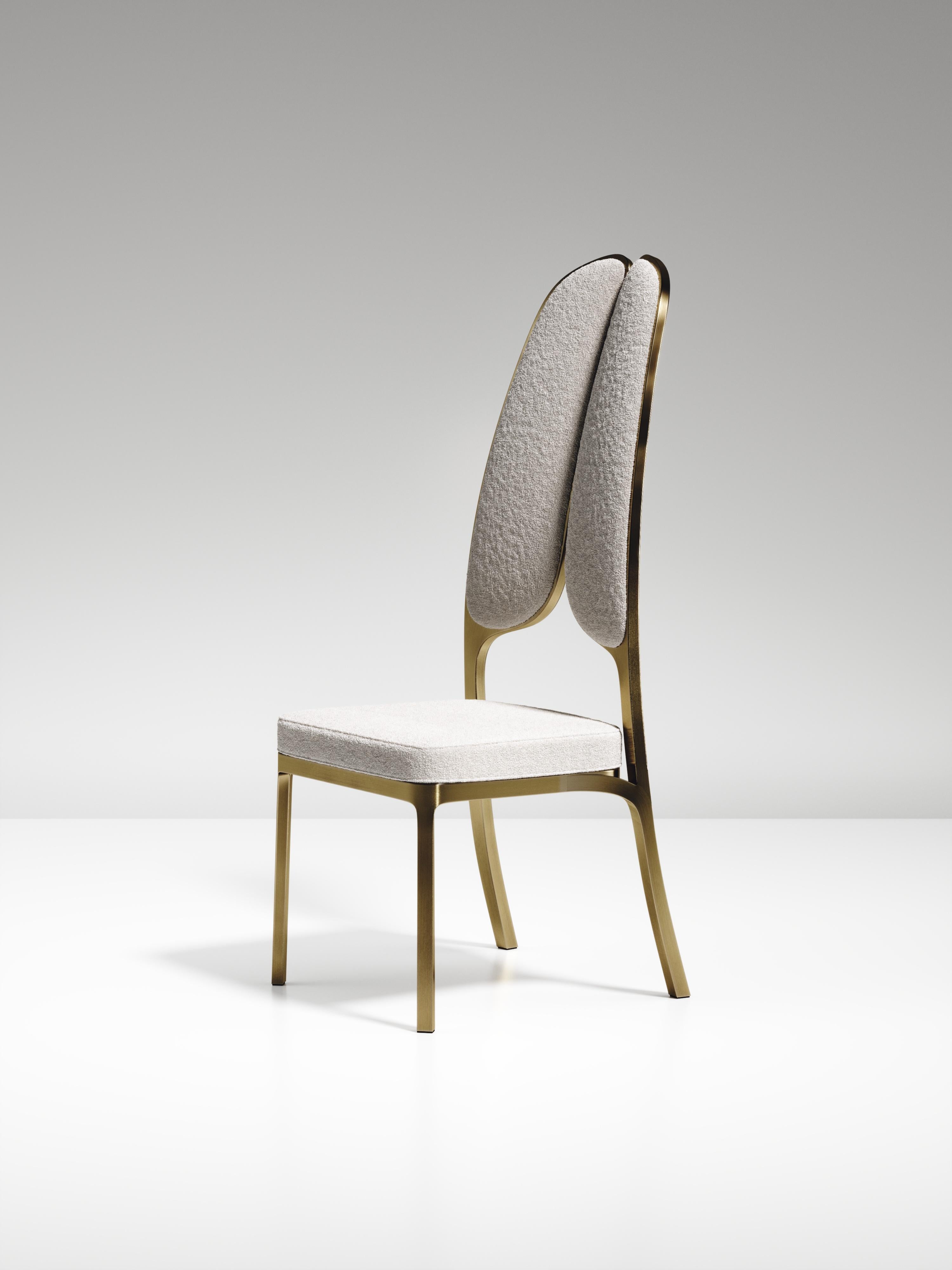 Laiton Chaise de salle à manger tapissée avec détails en laiton bronze-patina de R&Y Augousti en vente