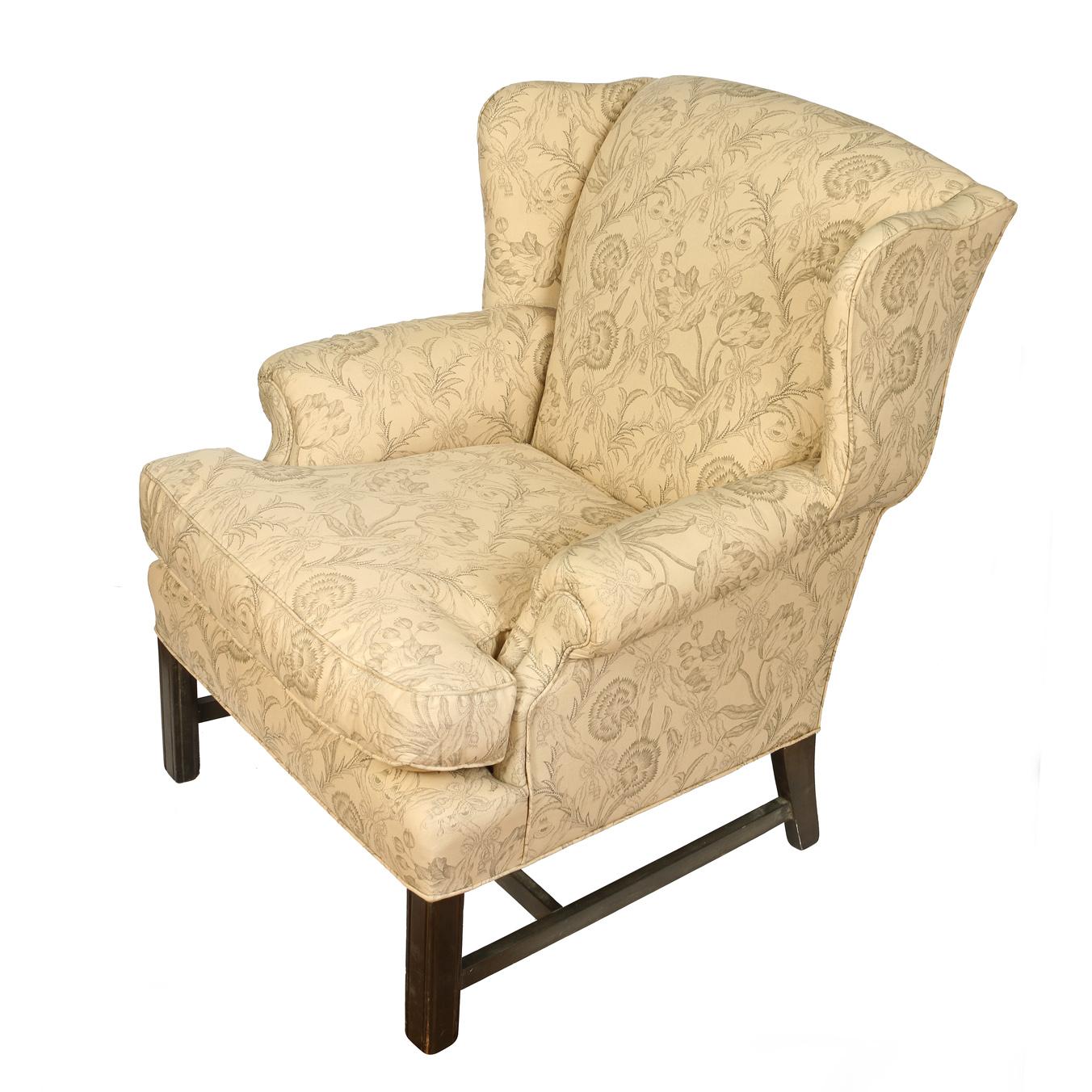 Sedia wingback inglese imbottita in tessuto floreale neutro color crema e gambe dritte in mogano.