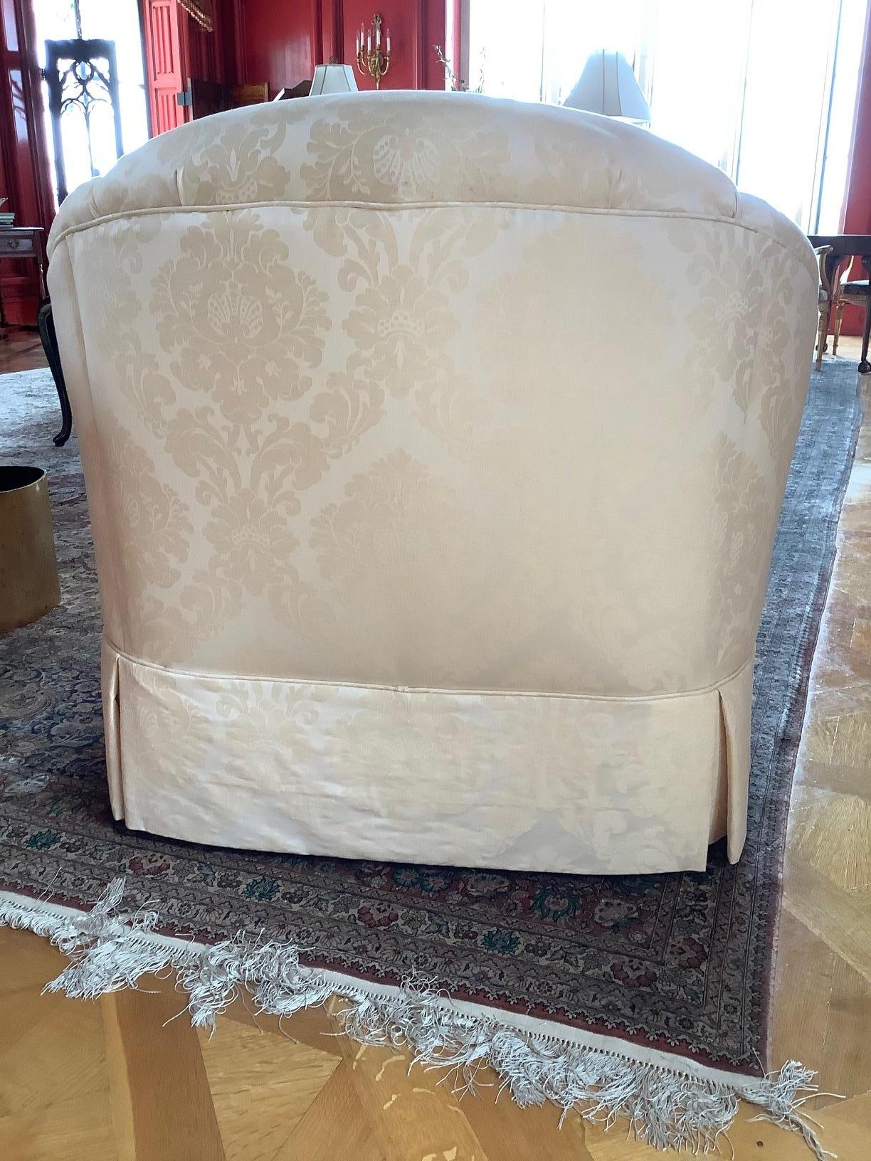 Tissu Chaise anglaise tapissée de style festonné avec un ottoman, 20ème siècle en vente