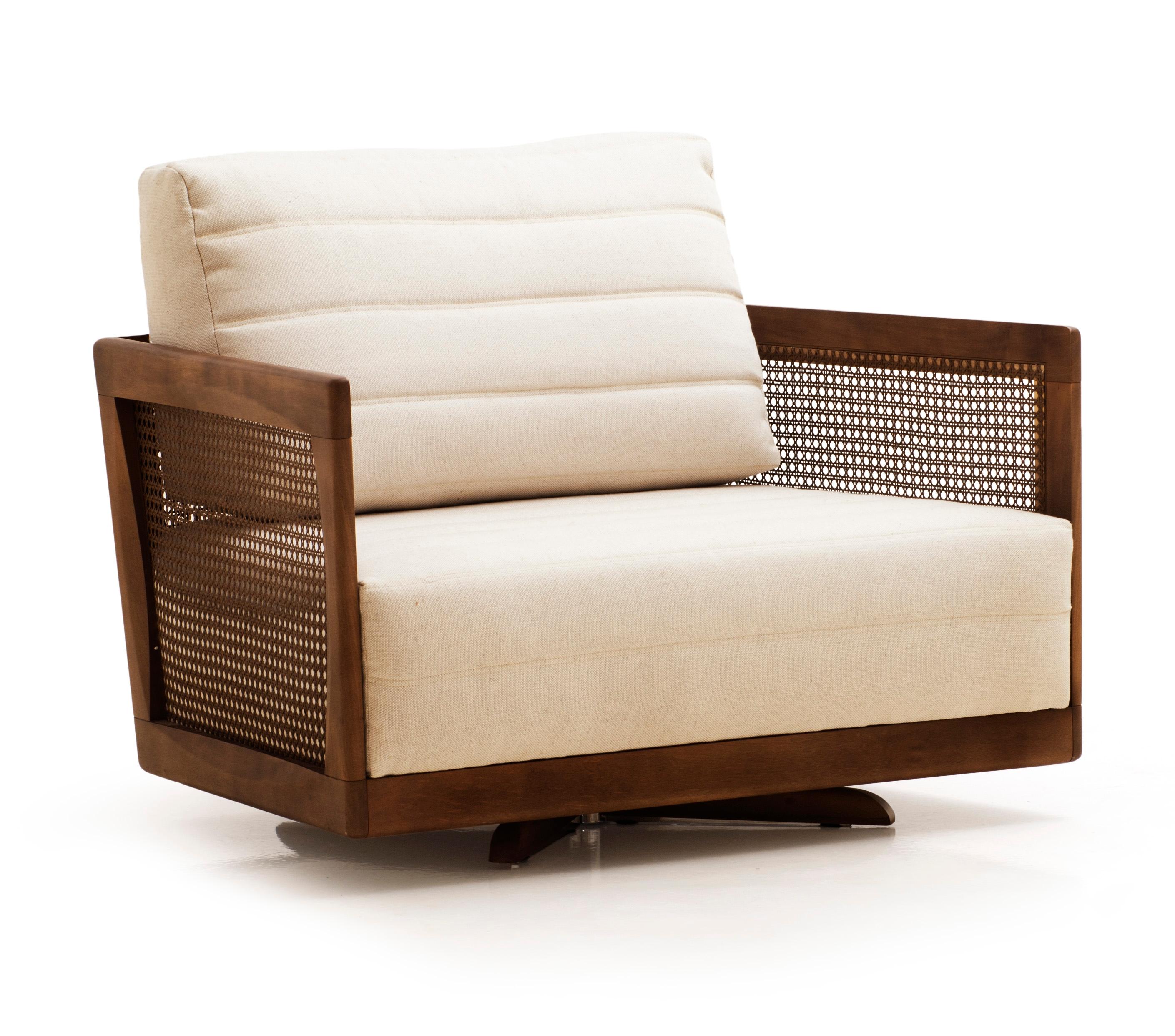 The Flog Swivel Armchair has a design that refers to modern Brazilian furniture. With a hollow solid wood structure that is filled with the traditional and charming straw, it has an extremely comfortable seat and back with a proportion of space and