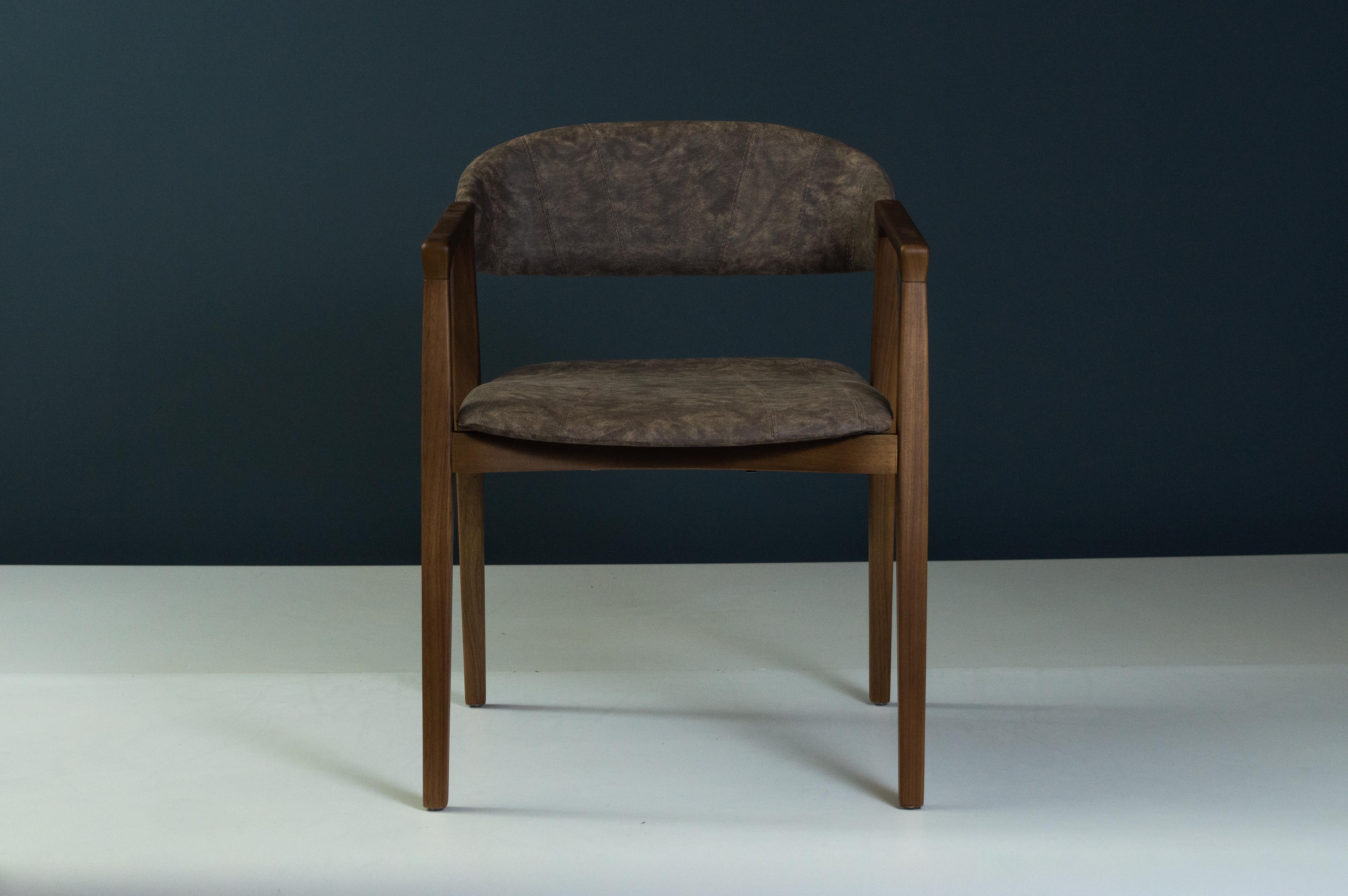 The Elizabeth chair is characterized by a wraparound back, connected to the structure in order to give continuity to the design of the piece. The seat, in turn, has a slight undulation, which induces comfort and adds an expressive detail to the