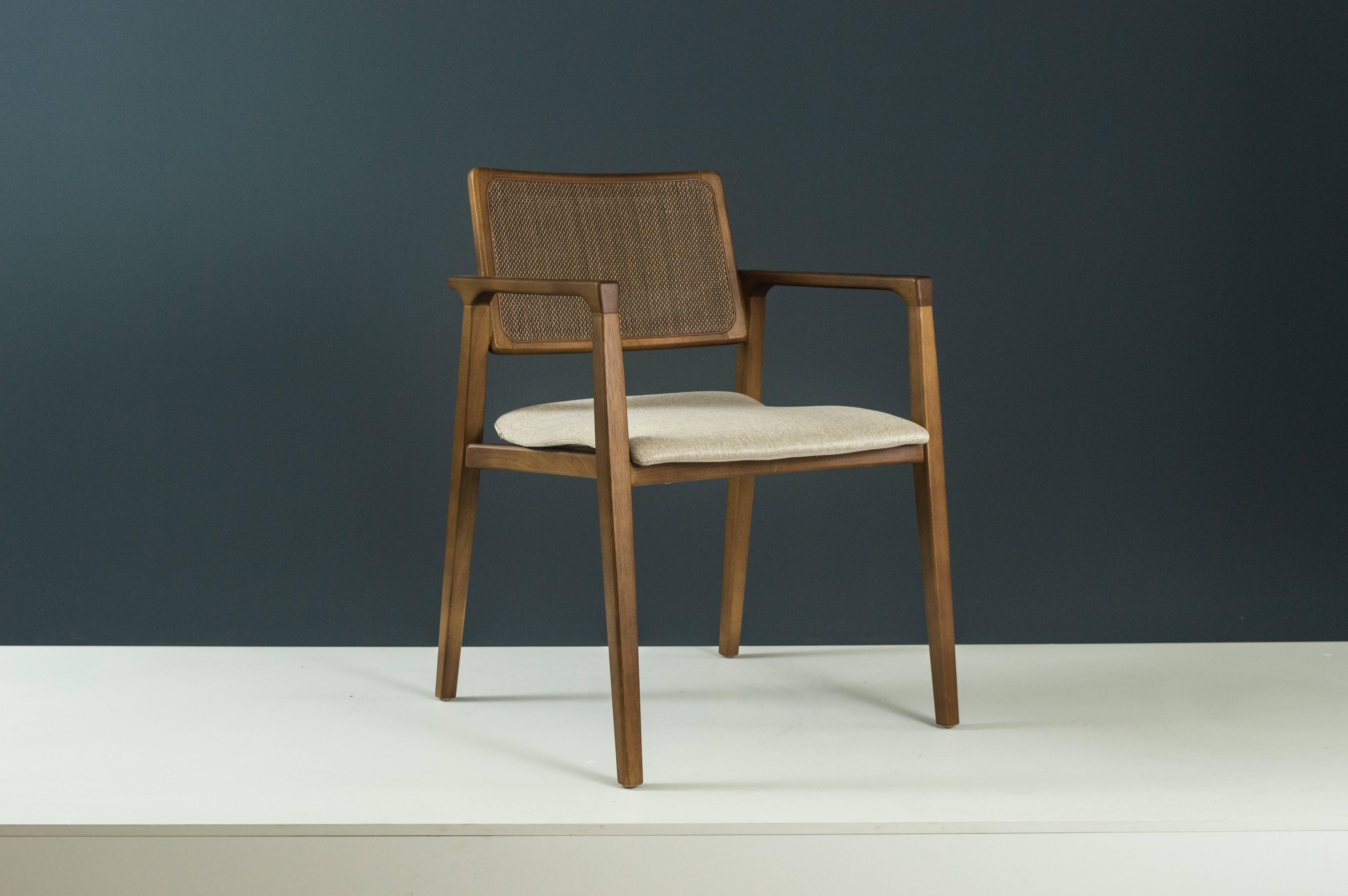 The Iracema chair has a Portuguese straw on the back, and a curved plywood seat, in a shape that resembles a gentle wave. The wooden structure has a light and elegant appearance with a connecting element behind the backrest.

Studiokaza products are