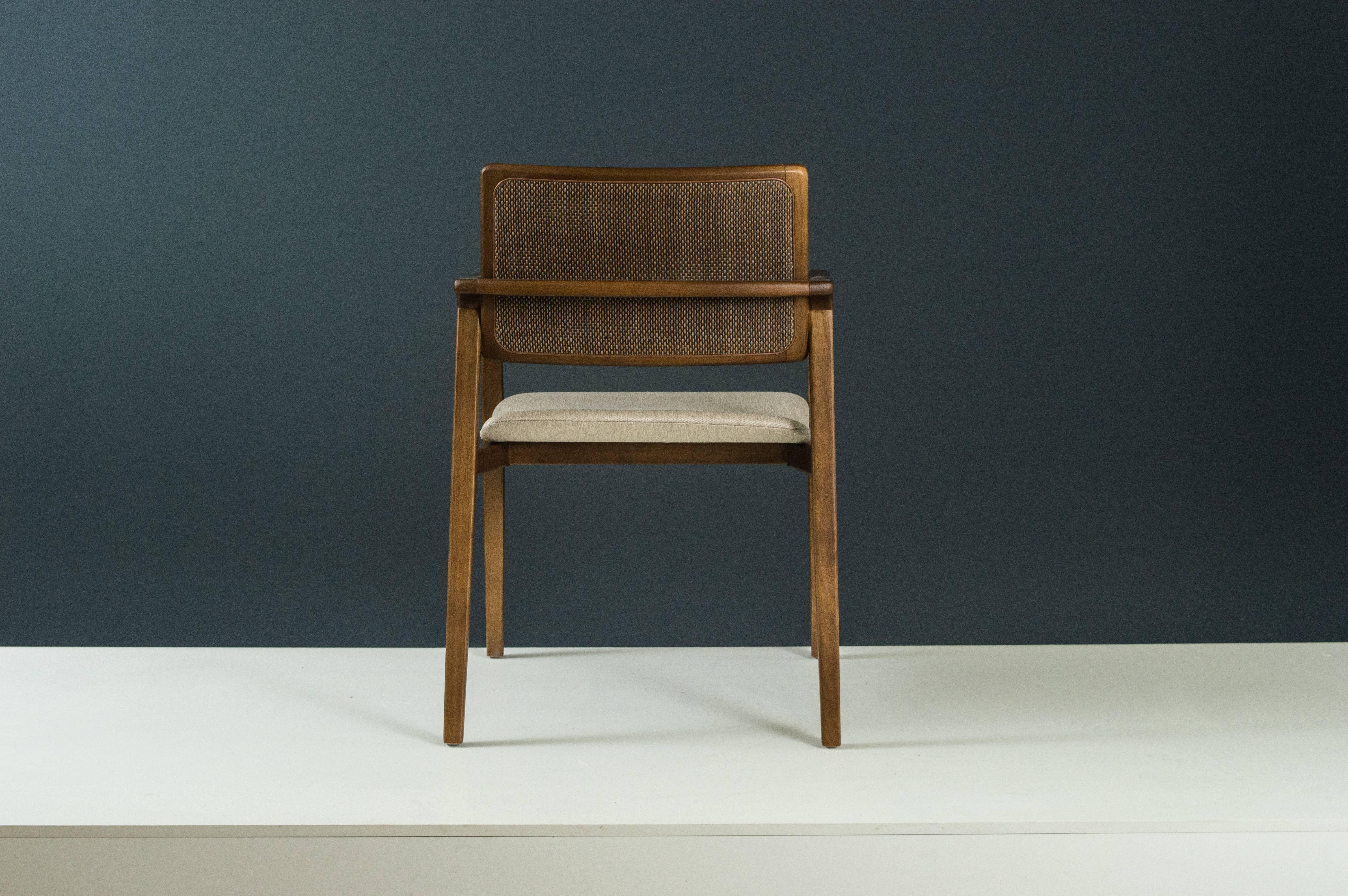Fauteuil de salle à manger Iracema avec accoudoirs, tissu rembourré, pieds en bois et dossier en paille Neuf - En vente à Miami, FL