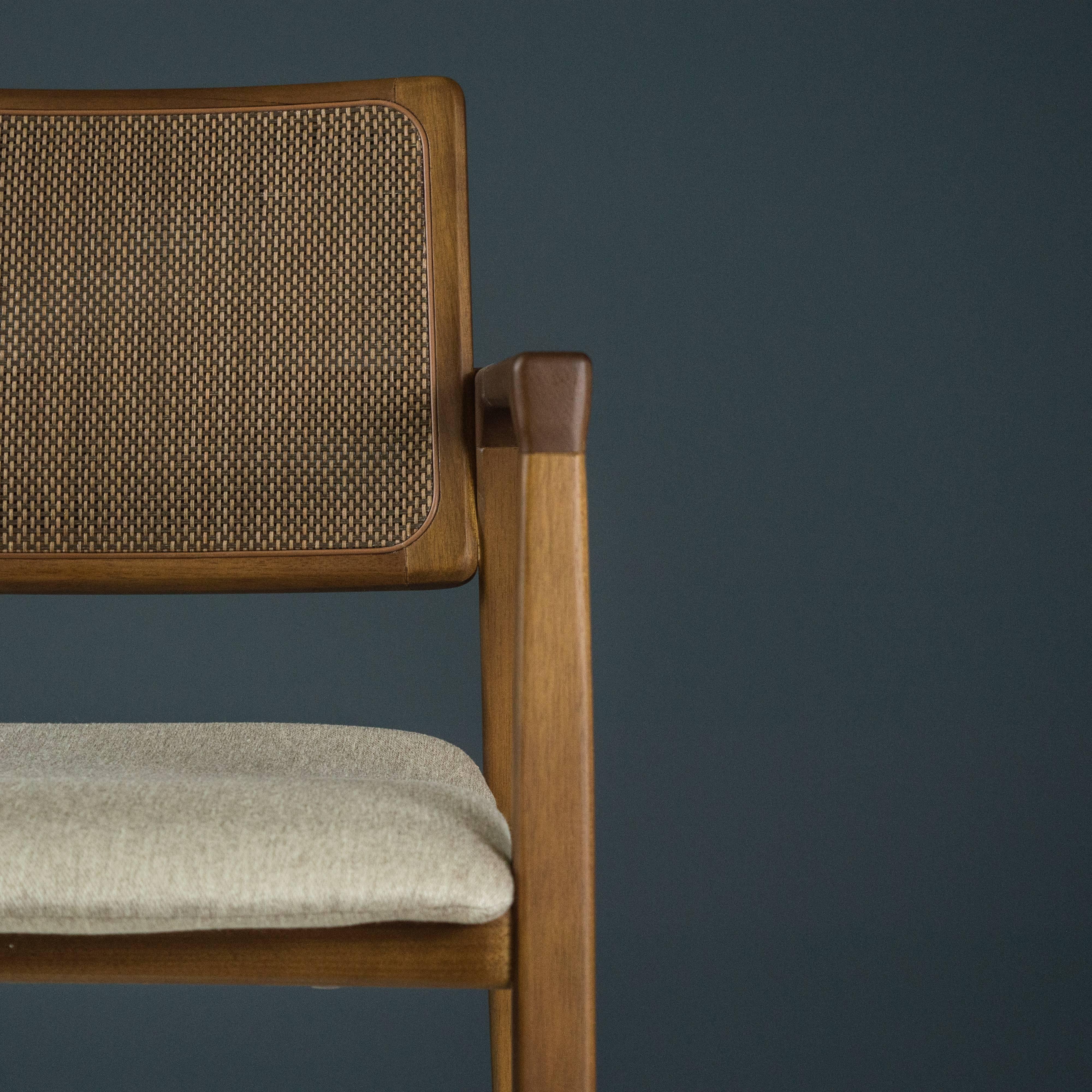 Tissu Fauteuil de salle à manger Iracema avec accoudoirs, tissu rembourré, pieds en bois et dossier en paille en vente