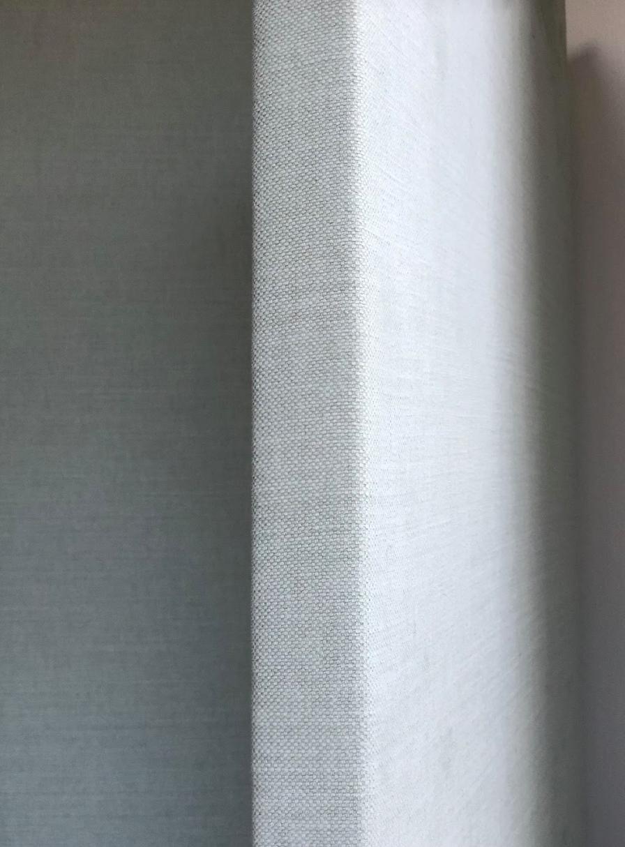 Collection Lisa Tharp  Écran pliable Gallery

Le grand paravent rembourré confère un aspect dramatique et une douce verticalité à tout espace. Sa polyvalence en fait le favori des designers... utilisez-le comme séparateur de pièce, pour adoucir les