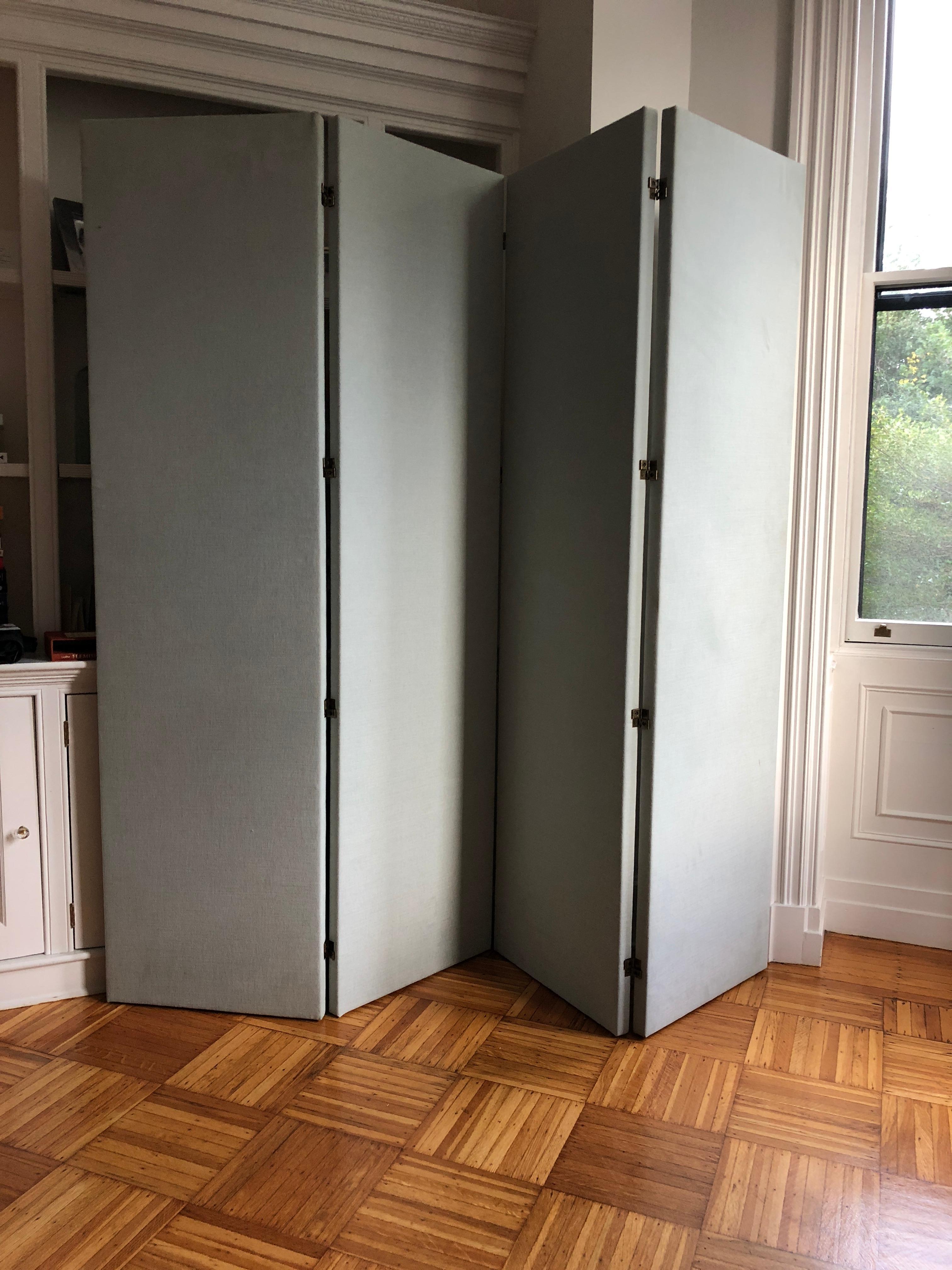 Moderne Paravent tapissé, séparateur de pièce gris pâle et bleu, en stock en vente