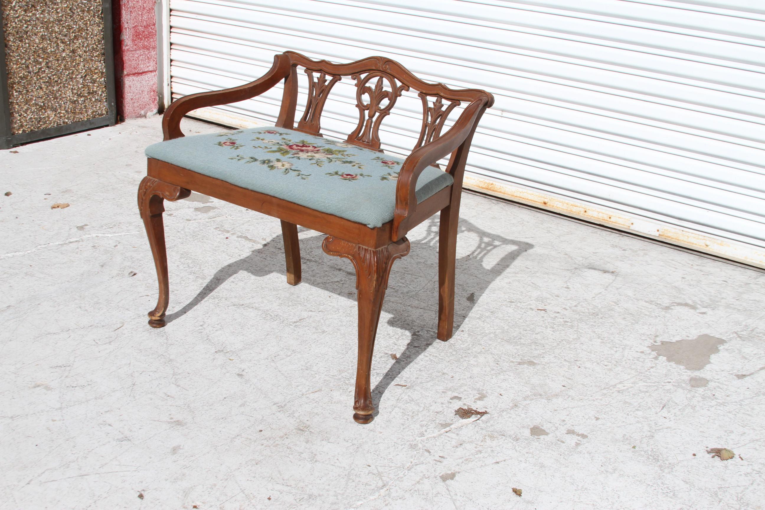 Upholstered French style Vanity Stool/Bench In Good Condition In Pasadena, TX