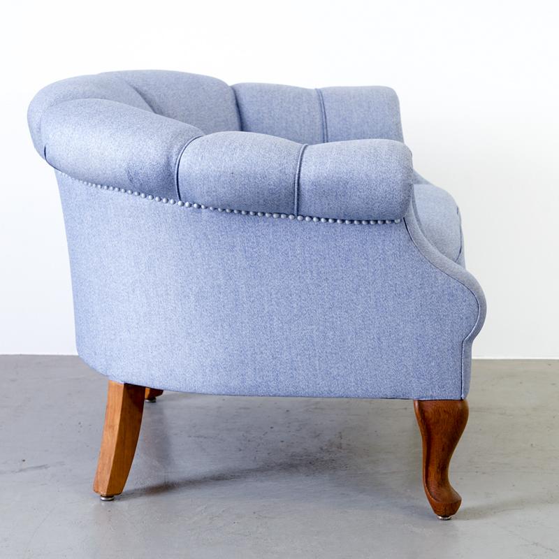 The original club chair, made in the 1940s, impresses with its Classic, simple but sweeping design. Its distinctive, high-profile backrest and semi-circular ends of the armrests make it both modern and classically elegant. The design of the chair