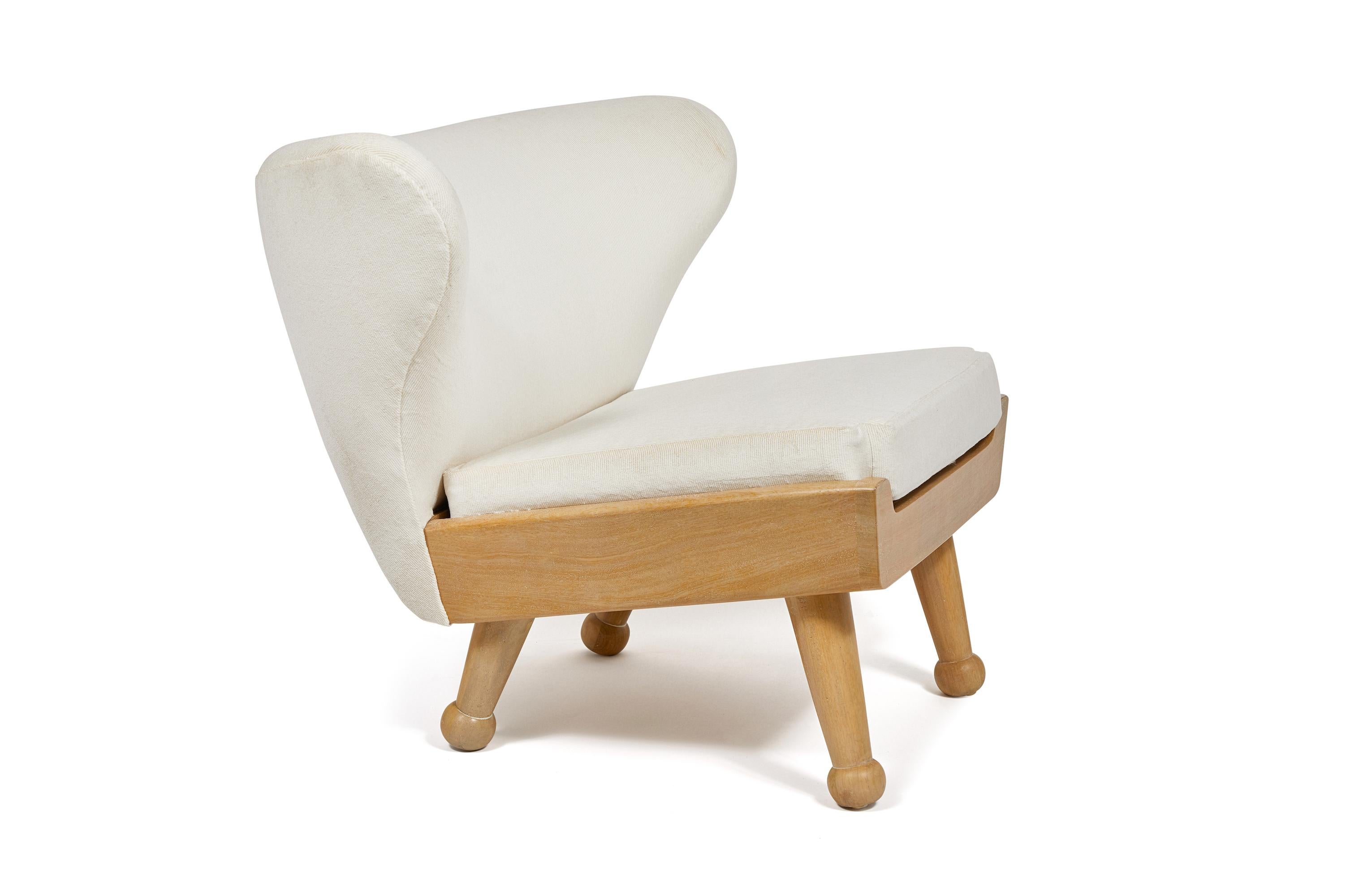 Ein Loungesessel mit Flügeln und niedrigem Profil aus unserer Hayworth Collection. Die in Los Angeles gefertigten Sitzbänke mit ihren weichen Kurven und dem robusten Fundament aus Holz für den Außenbereich sind ein Stück für den Innen- und