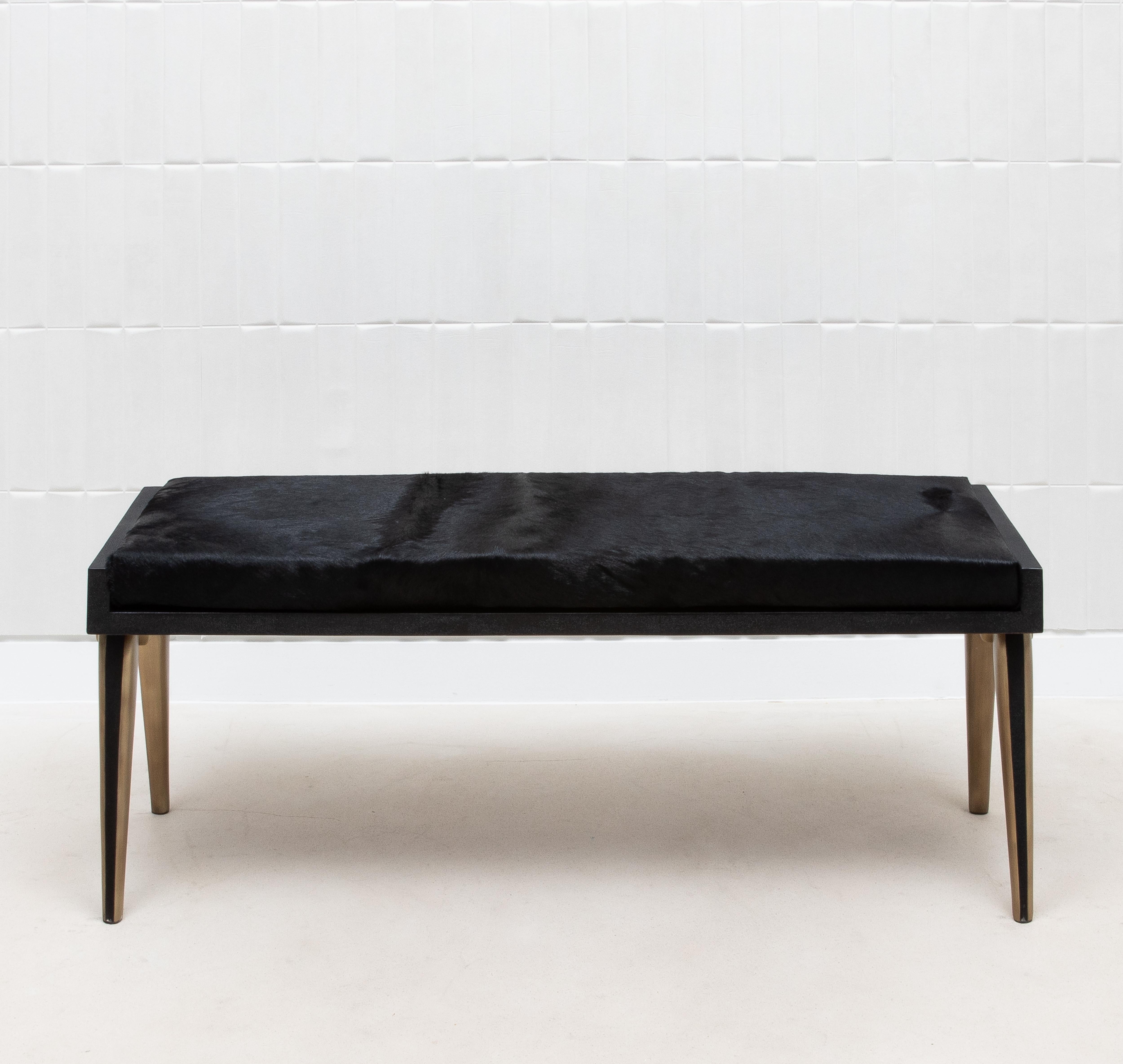 La panca per pianisti di R&Y Augousti è un pezzo squisito che unisce lusso e versatilità. La struttura e le gambe sono splendidamente rivestite di un ricco zigrino nero, con le gambe accentuate da un'elegante patina di bronzo in ottone, che crea un
