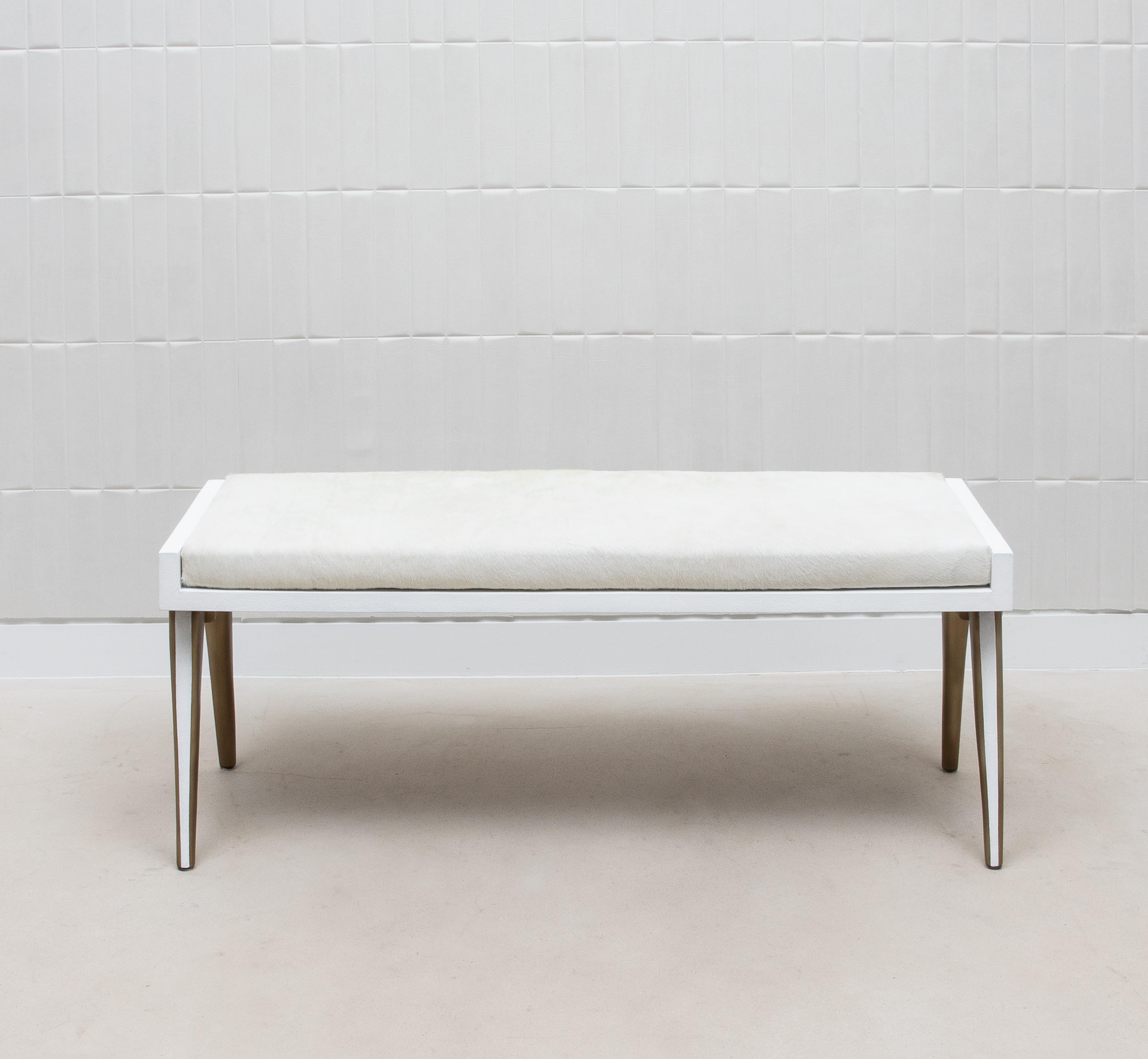 La panca per pianisti di R&Y Augousti è un pezzo squisito che unisce lusso e versatilità. La struttura e le gambe sono splendidamente rivestite di un ricco zigrino bianco, con le gambe accentuate da un'elegante patina di bronzo in ottone, che crea