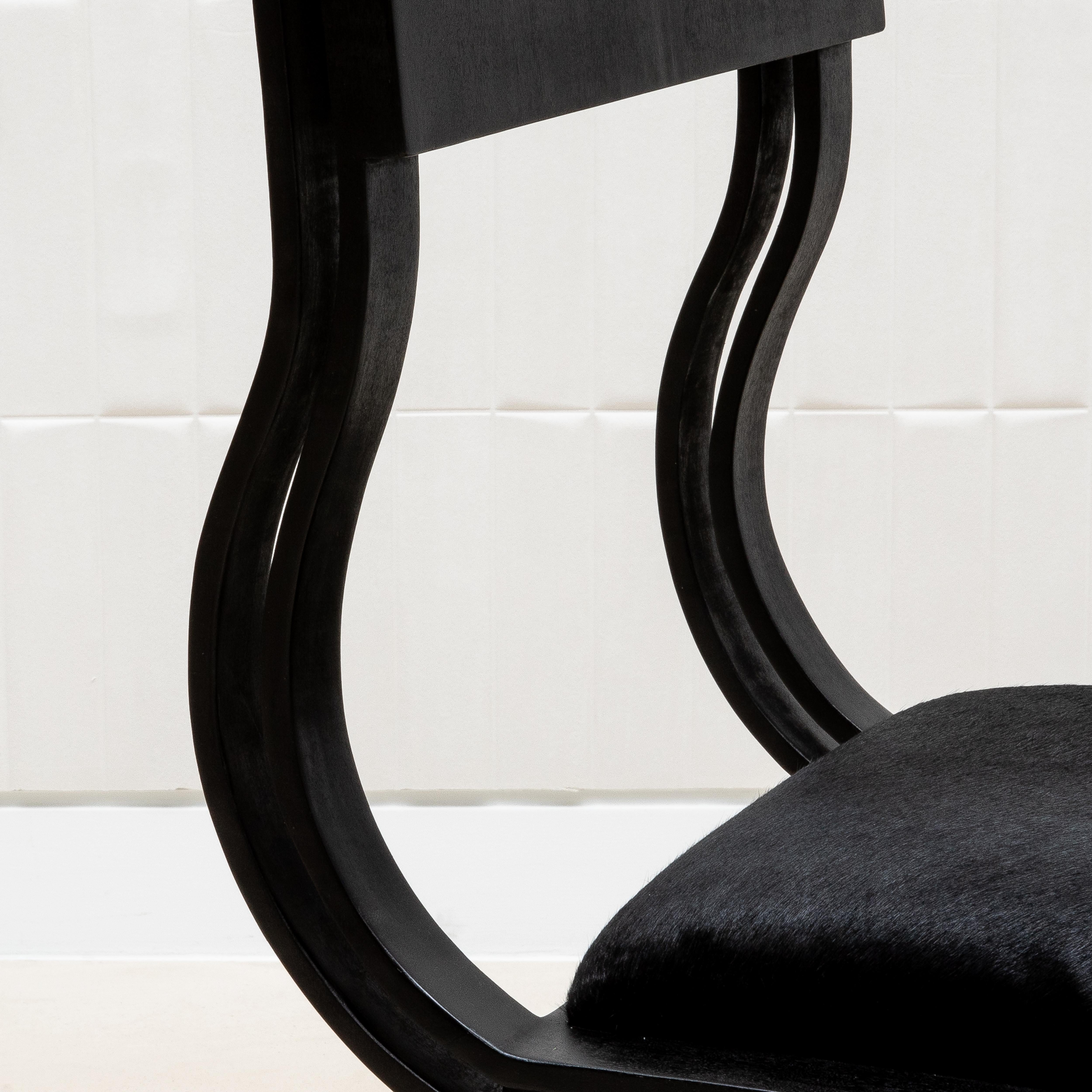 Sedia imbottita Hide Chair in Black Oak di R&Y Augousti in vendita 2
