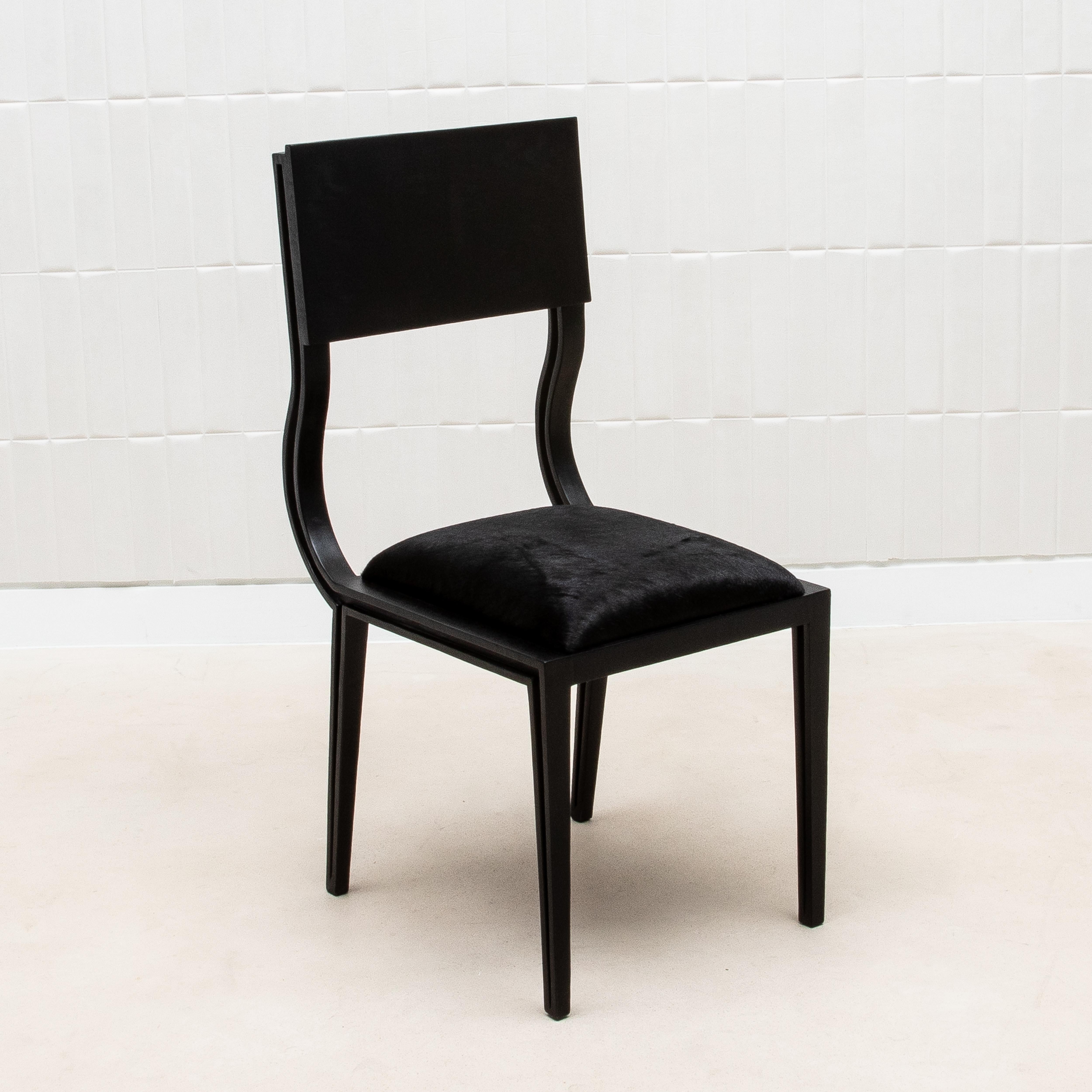 Art Déco Sedia imbottita Hide Chair in Black Oak di R&Y Augousti in vendita