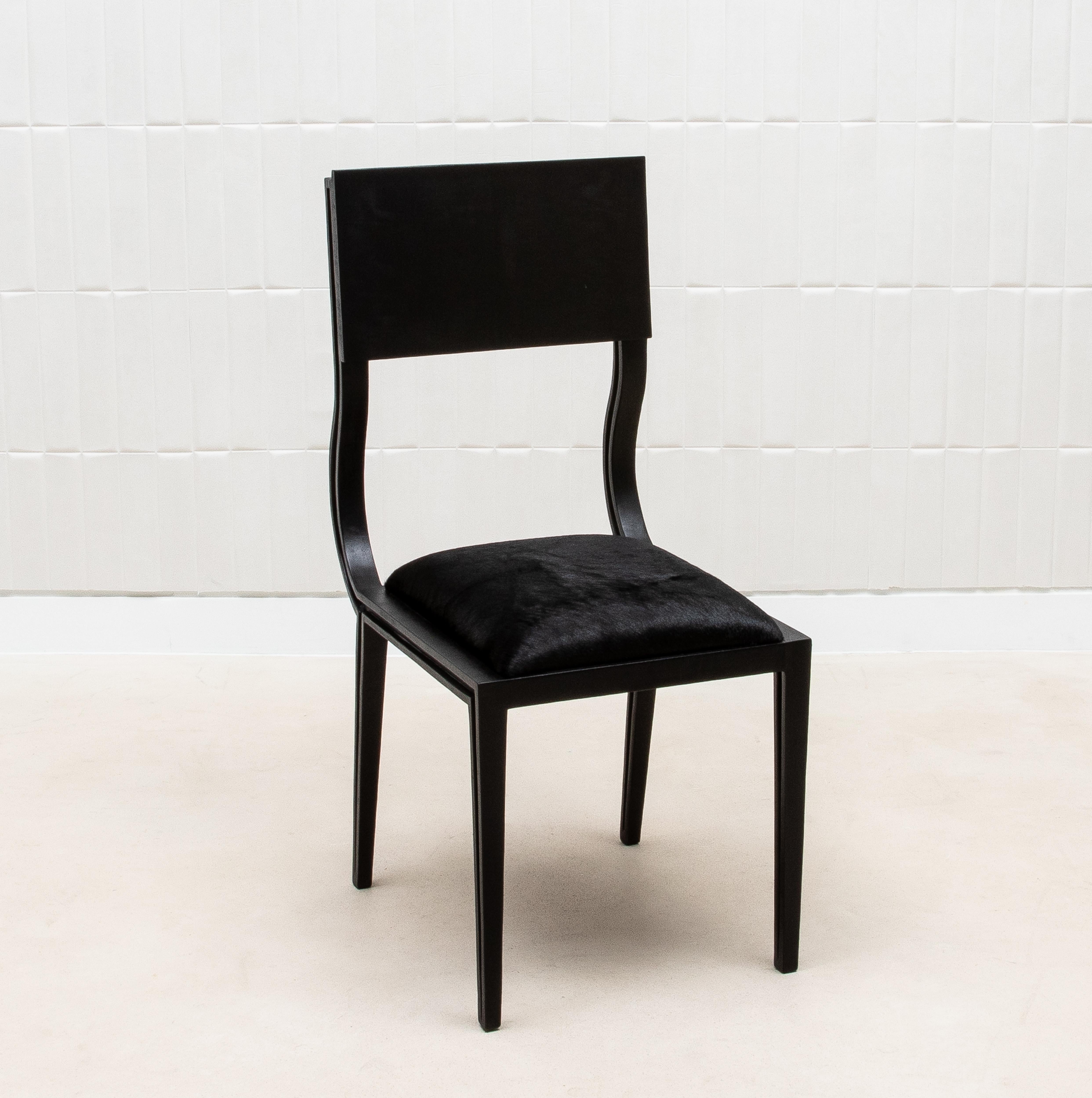 Filippino Sedia imbottita Hide Chair in Black Oak di R&Y Augousti in vendita