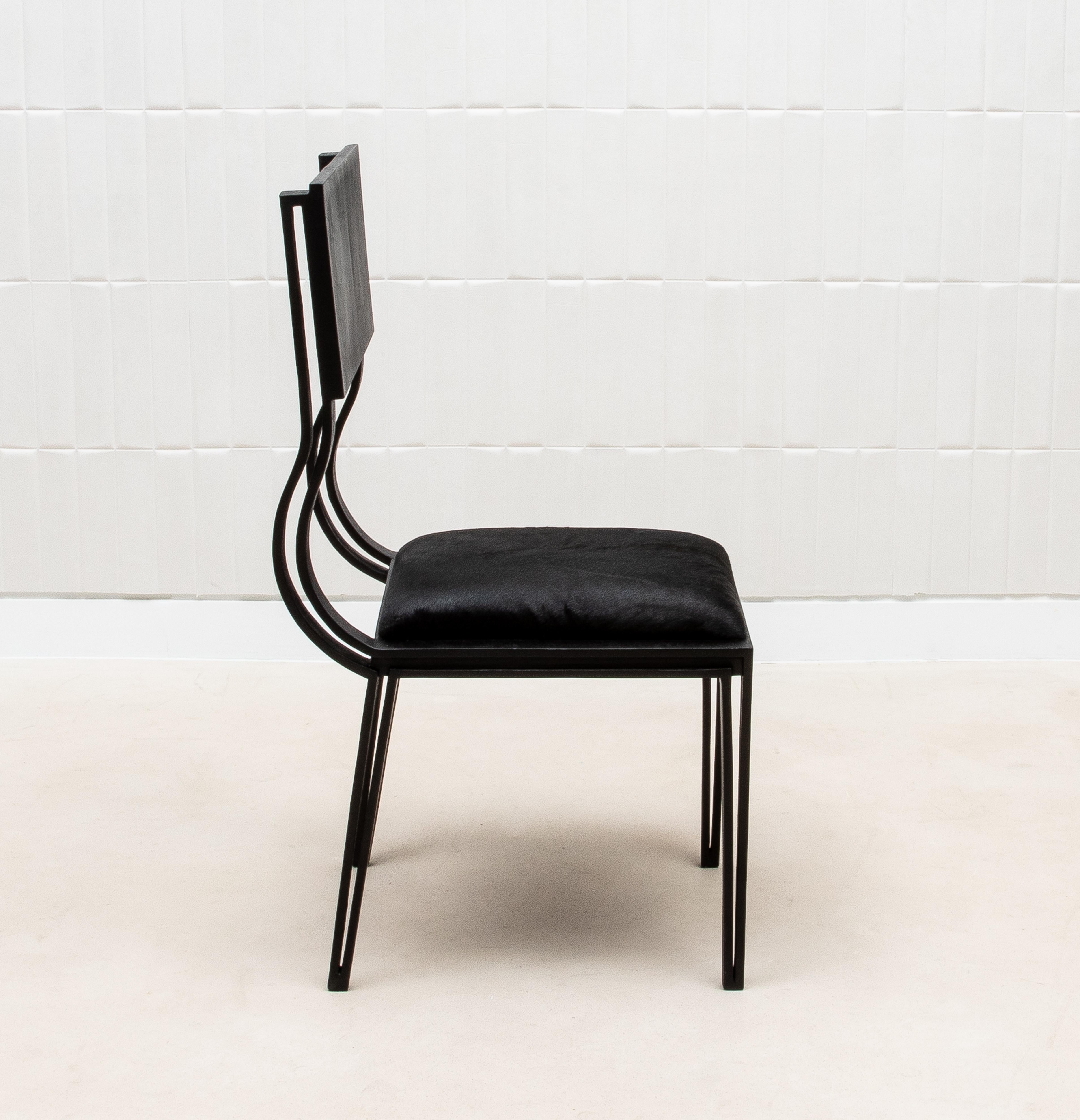 Fatto a mano Sedia imbottita Hide Chair in Black Oak di R&Y Augousti in vendita