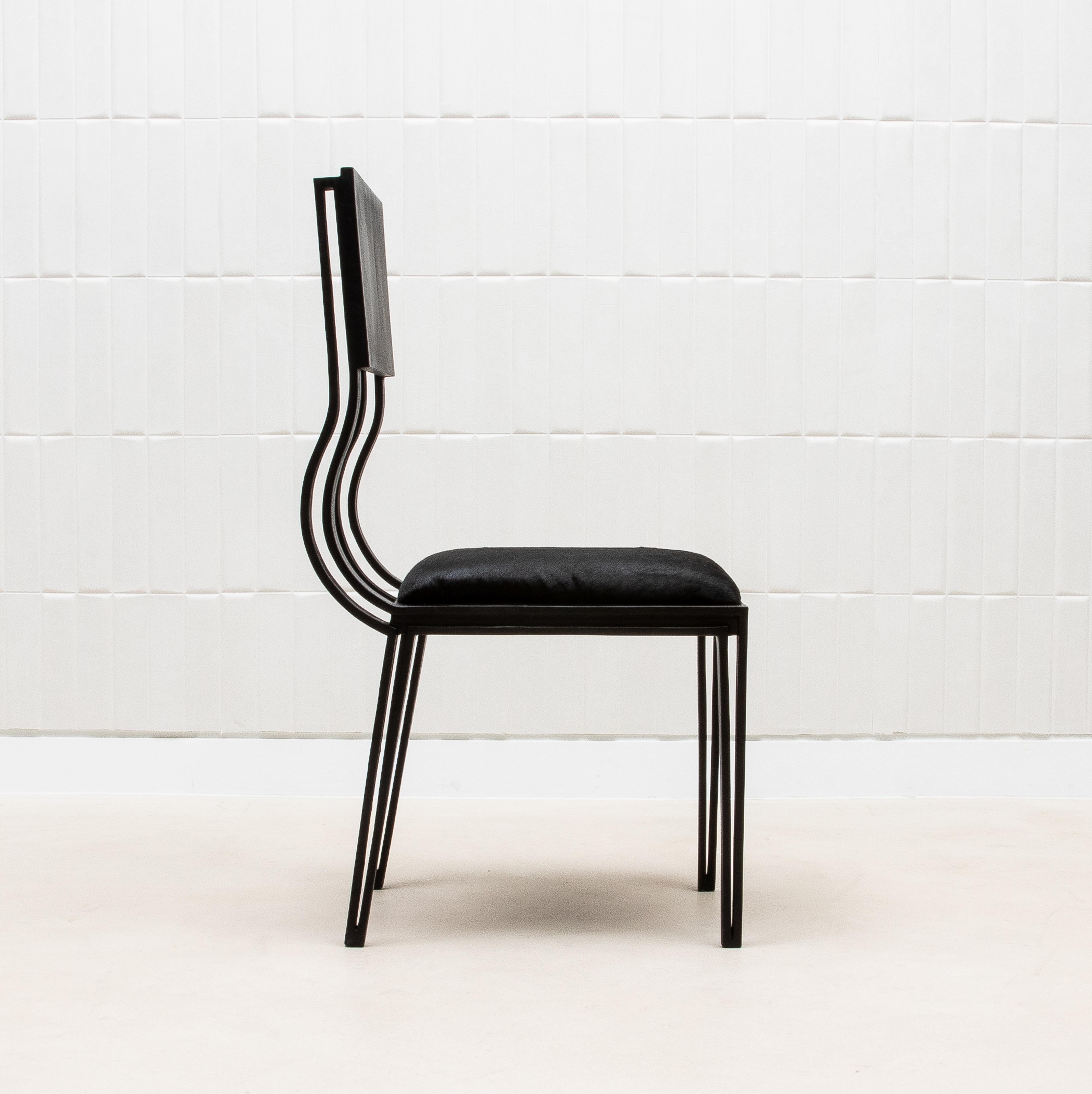 XXI secolo e contemporaneo Sedia imbottita Hide Chair in Black Oak di R&Y Augousti in vendita