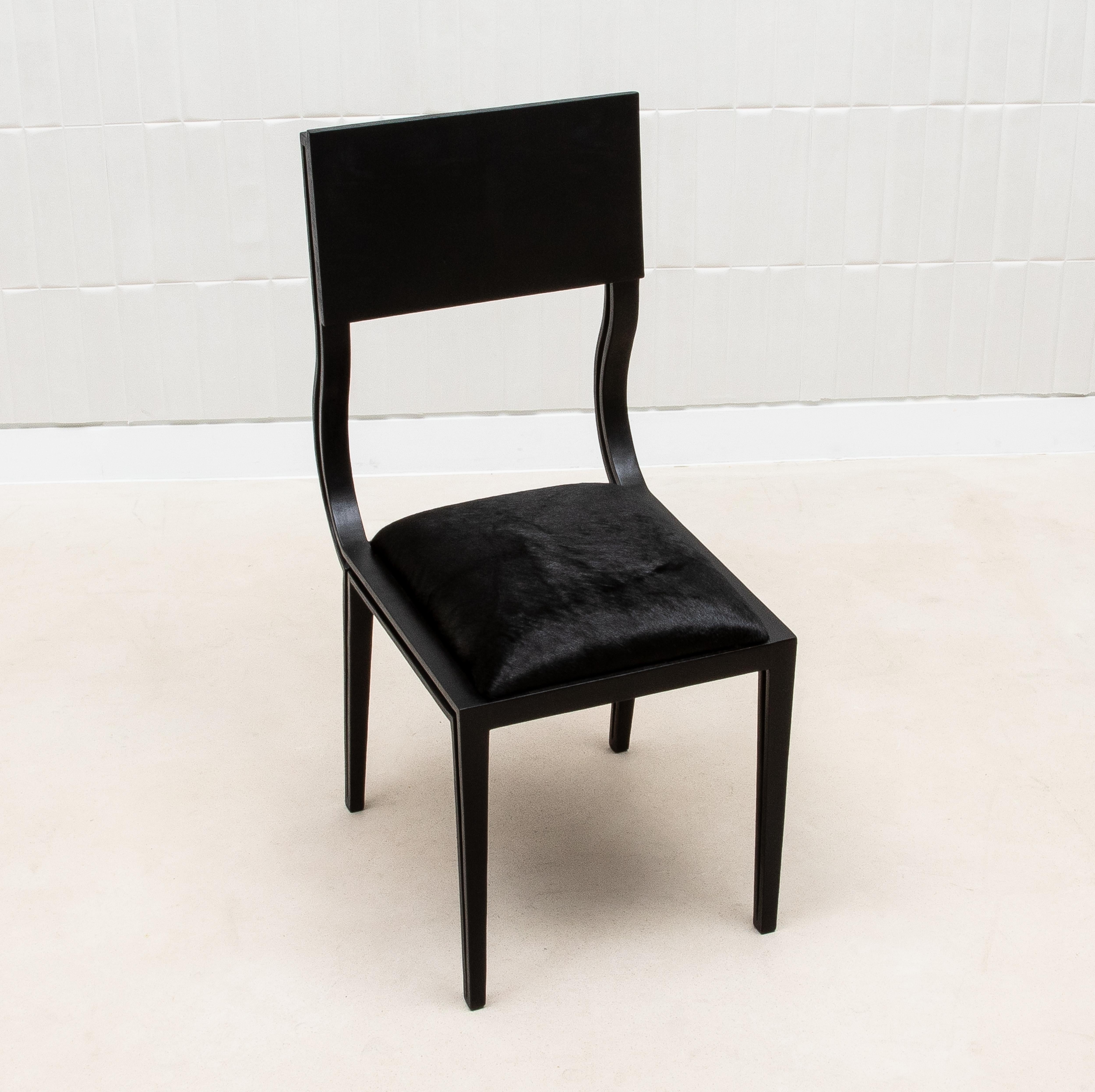 Sedia imbottita Hide Chair in Black Oak di R&Y Augousti in vendita 1