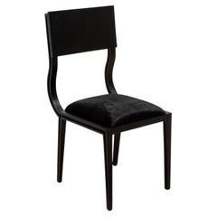 Silla tapizada Hide en roble negro by R&Y Augousti