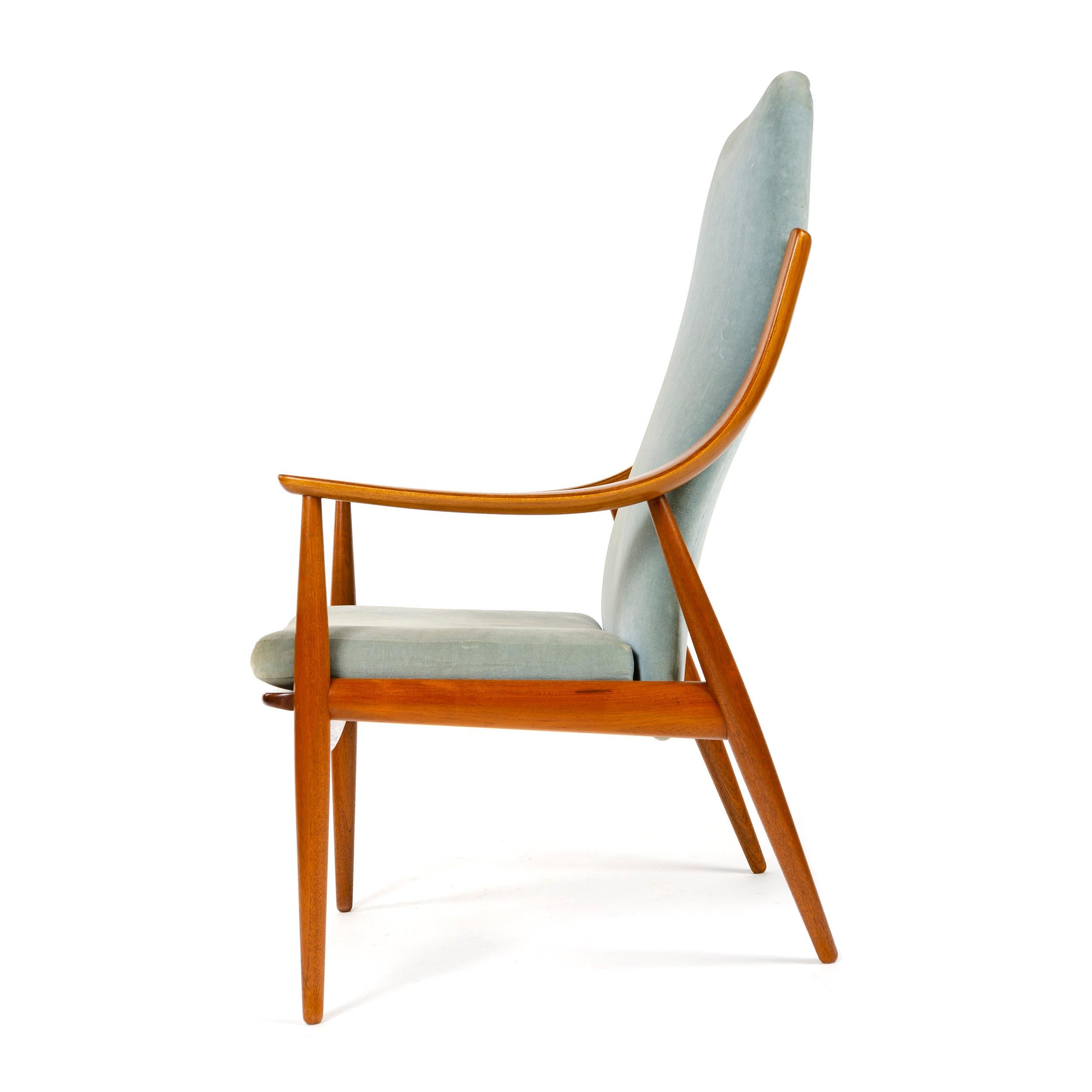 Un fauteuil à haut dossier conçu par Peter Hvidt et Orla Mölgaard-Nielsen, avec une structure en teck exposée, des bras courbés en stratifié expressifs et une tapisserie bleue vintage. Fabriqué au Danemark par France et Daverkosen, vers les années